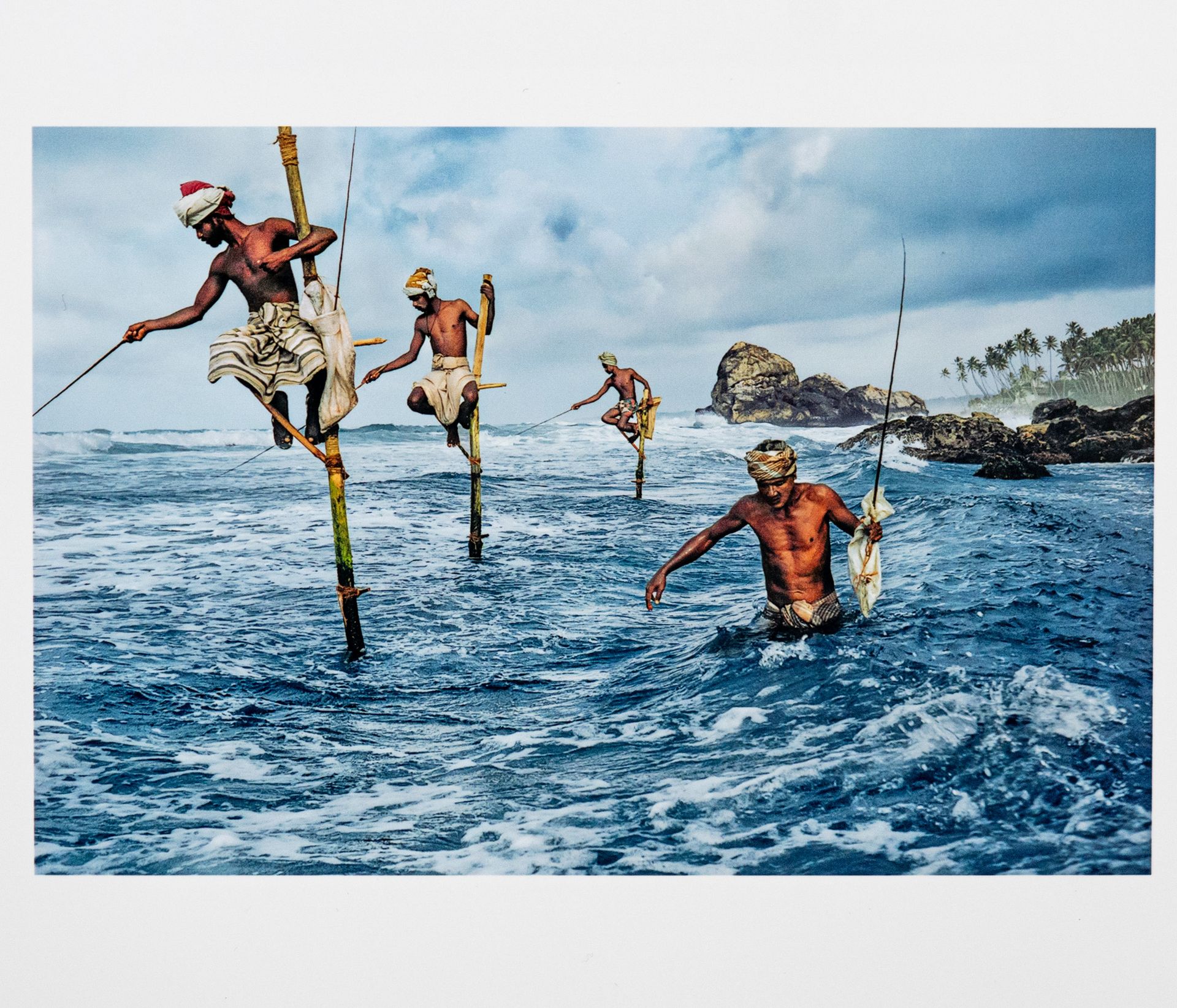 Steve McCurry Steve McCurry

渔夫。韦利加马。斯里兰卡南海岸，1995年

C型印刷，富士水晶档案哑光纸

原始负片打印

纽约马格&hellip;