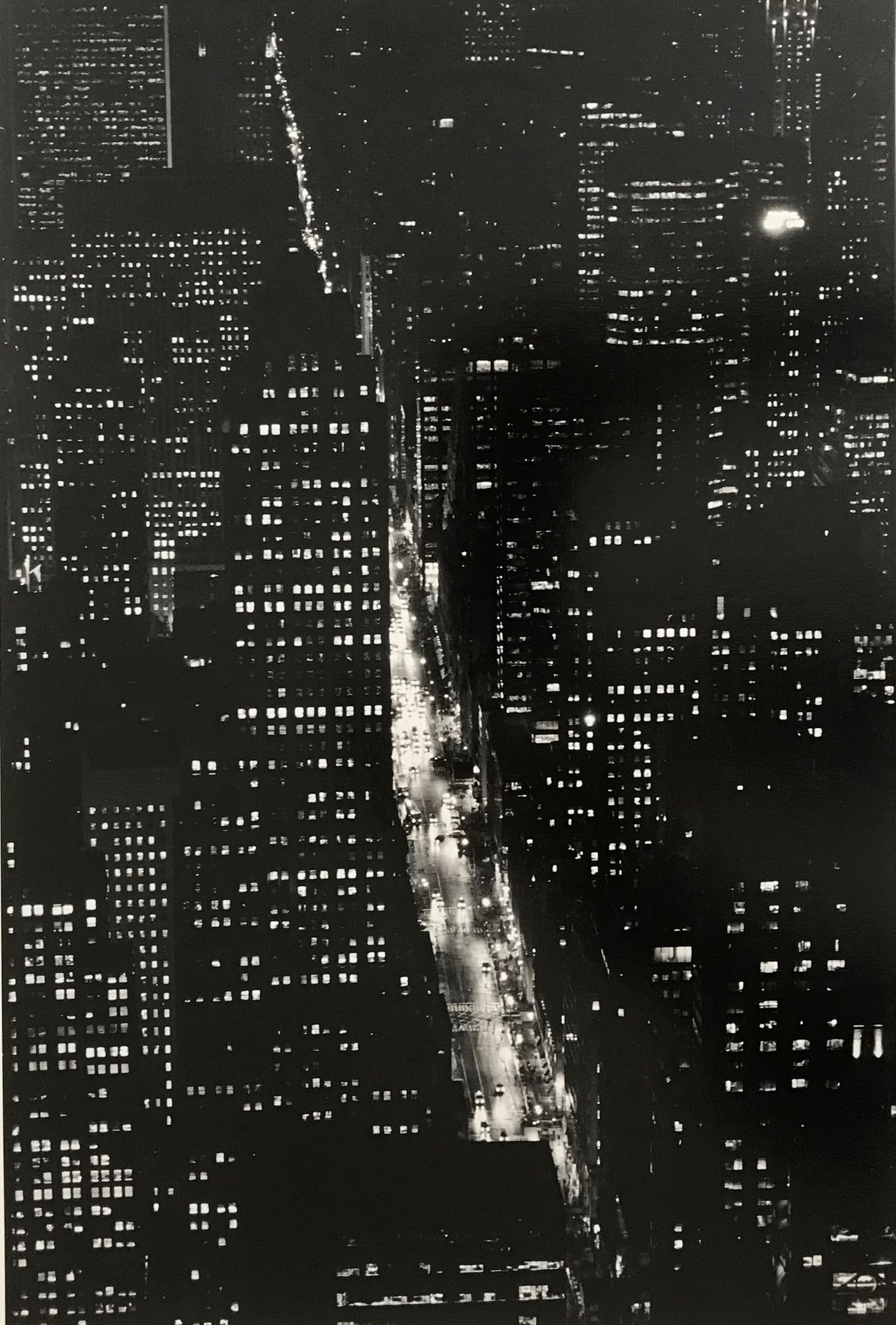 MICHEL GINIES Michel GINIÈS

 纽约市第六大道，夜晚，2005年

 

 银色印刷品

 有签名和编号的2/25

 尺寸（包括页&hellip;