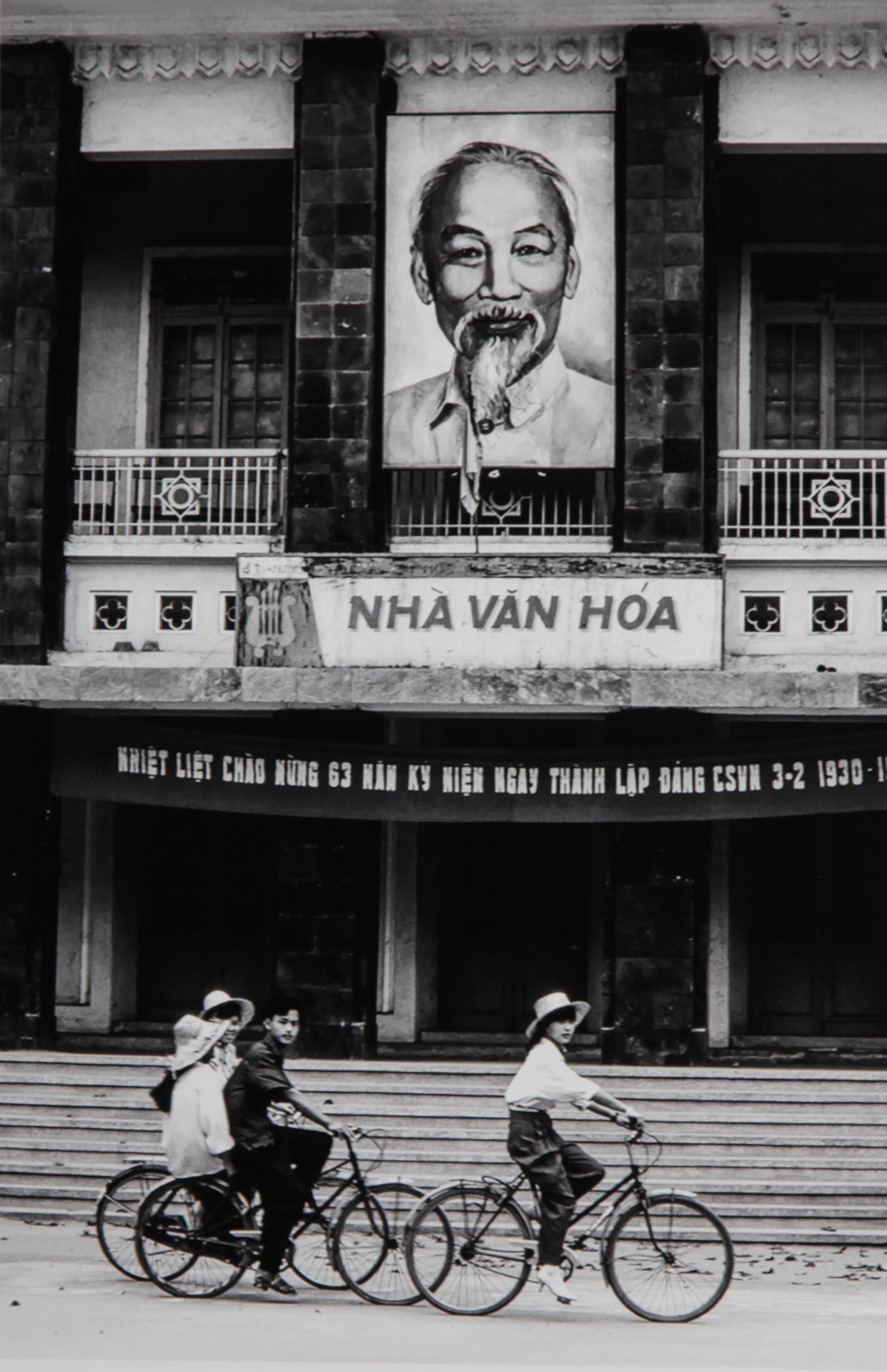José NICOLAS 何塞-尼古拉（1956-）

越南1993年，河内，霍志明画像下的自行车手

 

 银色文件的数字打印

 有签名和编号的2/8

&hellip;
