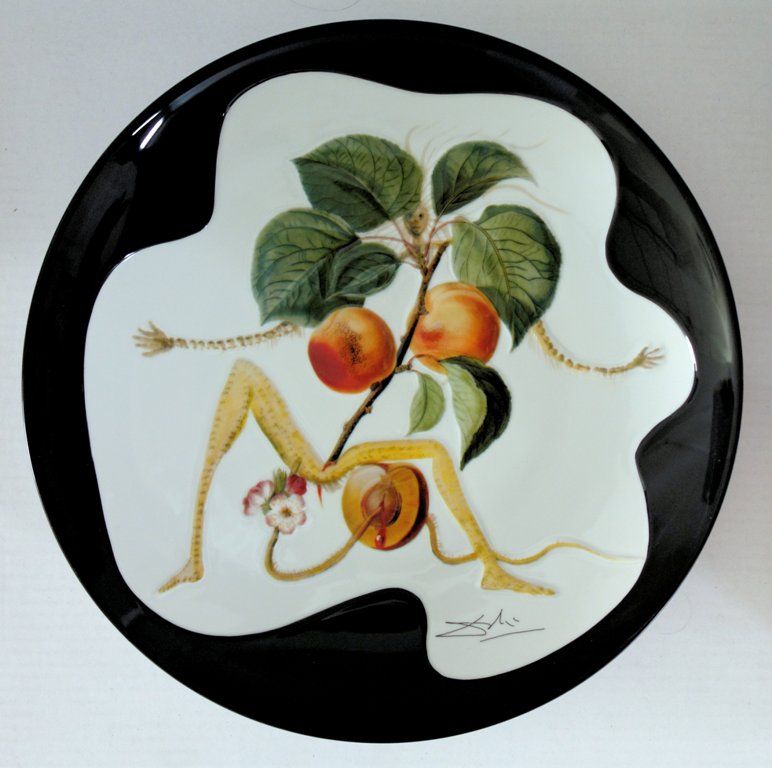 Salvador DALI 萨尔瓦多-达利(1904-1989)

杏子骑士

 

 手工制作的大瓷盘；黑色边框在设计中签名

 限量1000份编号版：只制作&hellip;