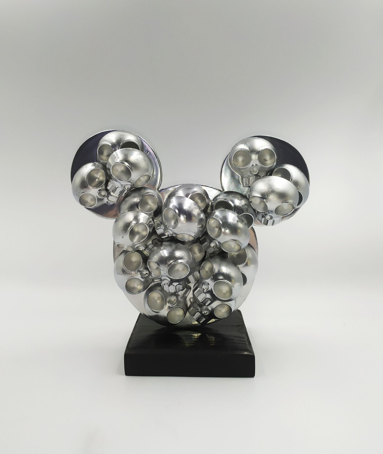 VL VL

Mickey Skull, 2021

Tecnica mista su resina

Pezzo unico

Firmato

16 x 5&hellip;