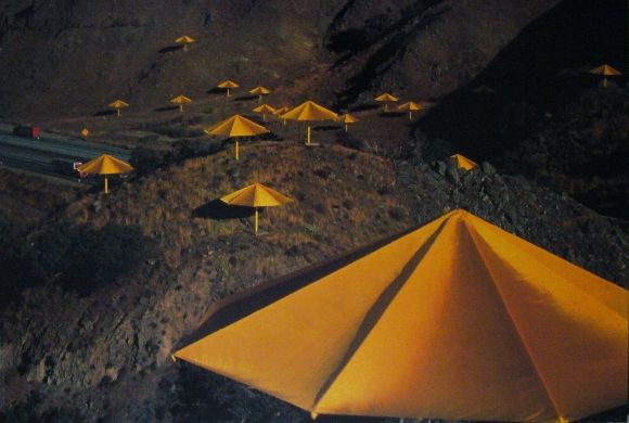 CHRISTO 克里斯托。

摄影海报，The Umbrellas，加利福尼亚遗址，1991年

以毡笔签名的艺术家

300份

作品尺寸 95 cm x 6&hellip;