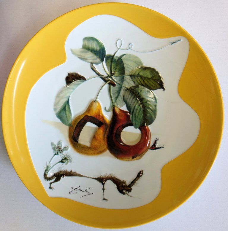 Salvador DALI 萨尔瓦多-达利(1904-1989)

 有孔的果实和犀牛

 

 手工制作的大瓷盘；设计中签署的御用黄边

 

 直径35厘米&hellip;