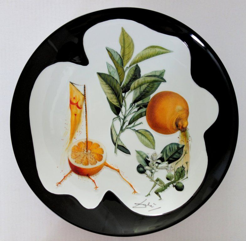 Salvador DALI 萨尔瓦多-达利(1904-1989)

 色情的葡萄柚

 

 手工制作的大瓷盘；黑色边框在设计中签名

 

 直径35厘米，深&hellip;