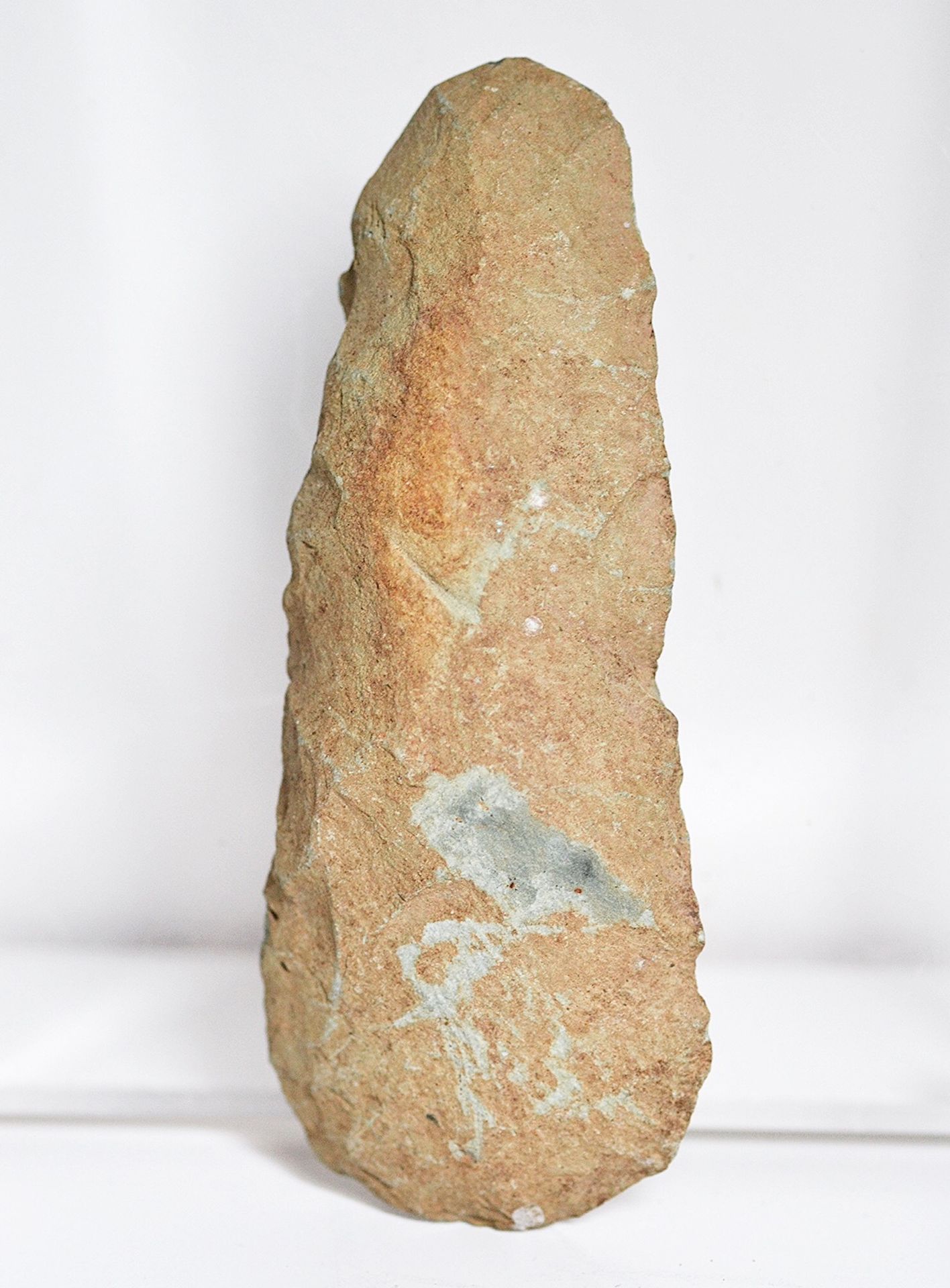 VIETNAM 越南，湄公河三角洲

 新石器时代

 

 湄公河中发现的青石刀或斧头

 前英国收藏。

 

 尺寸：13 x 5 cm
