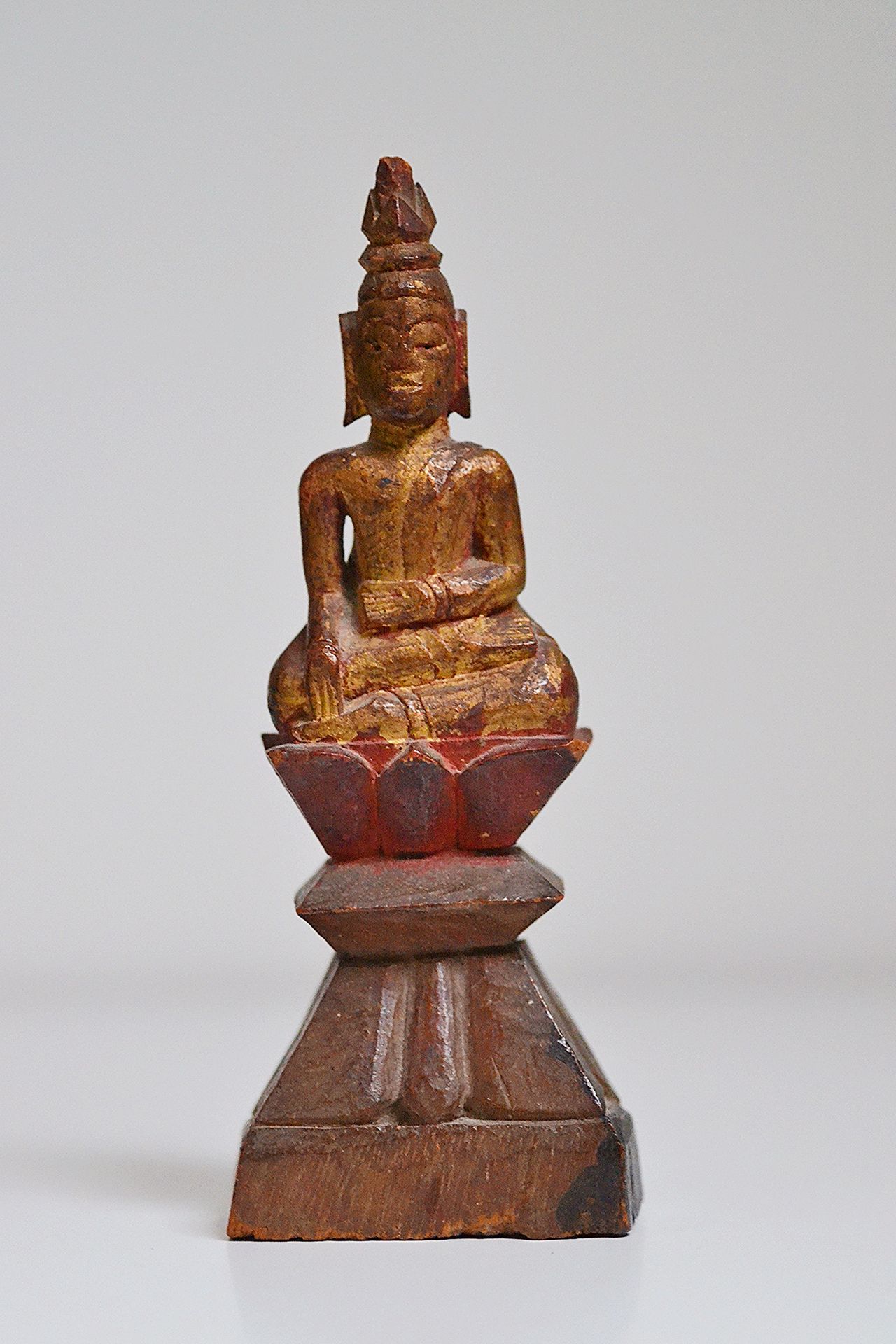 LAOS 老佛爷在Maravijaya位置（见证地球），红漆和镀金木，19世纪。

前法国收藏。

尺寸：17厘米 x 7厘米 x 4厘米