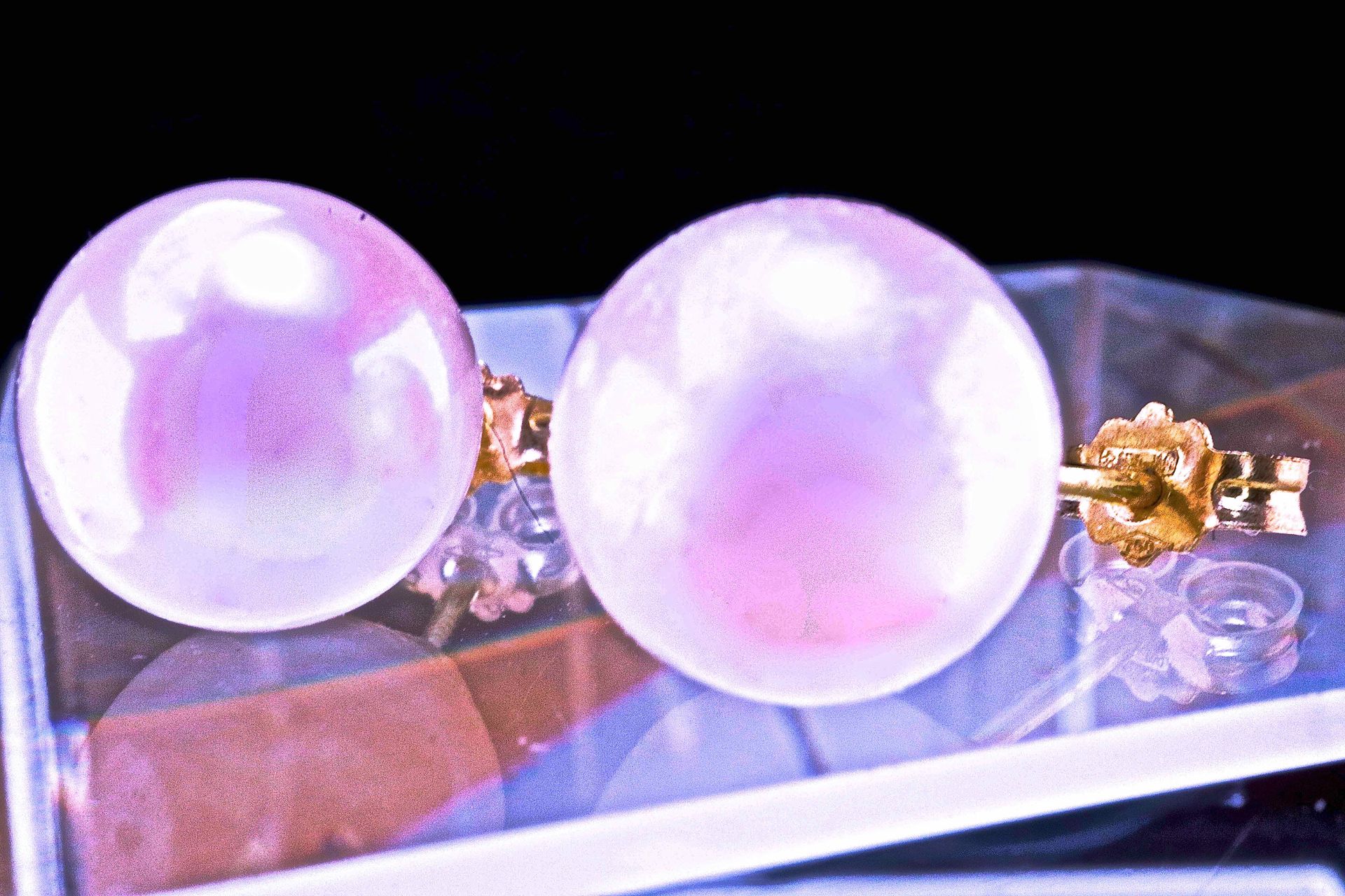 PERLE 一对18K黄金耳环，配以来自日本的7.2毫米圆形Akoya珍珠，高品质，极富光泽，天然的白色和美丽的粉色色调。

出处

马腾西牡蛎

重量2,90&hellip;