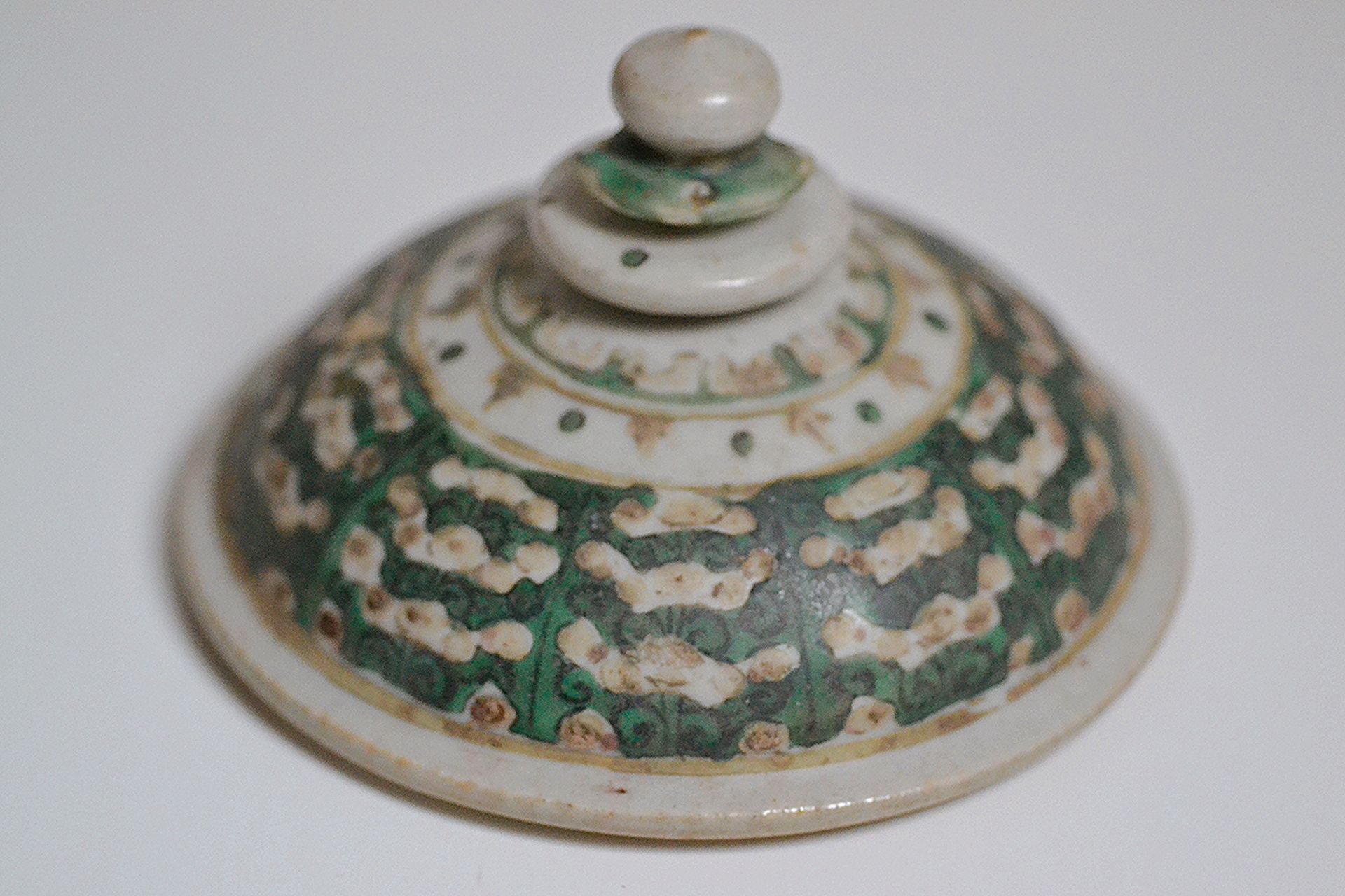 THAÏLANDE 暹罗

 Bencharong釉面陶瓷壶盖。

 

 Bencharong陶瓷是留给皇室的，然后在19世纪末留给贵族的。顶部缺失（见图），&hellip;