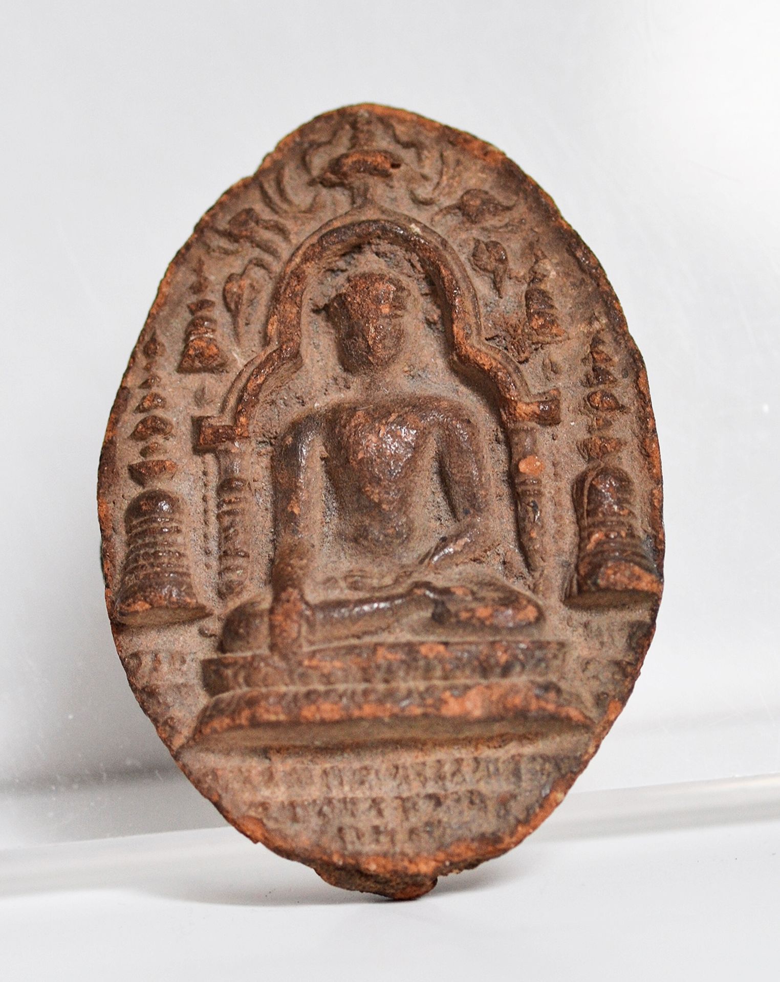 THAÏLANDE 暹罗，Dvaravati时期

 8/9世纪

 

 秦始皇陵兵马俑，显示佛祖处于马拉维加雅的位置，周围有四座佛塔，佛祖的底部有孟文，出土&hellip;
