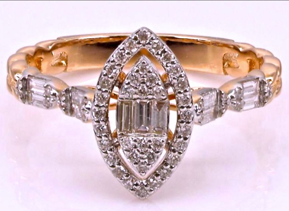 Bague 独特的18K玫瑰金戒指。戒指的顶部和主体由微型铺面制成，隐蔽地镶嵌着52颗天然圆形明亮式切割钻石和11颗天然长方形钻石，质量非常高，为GH-VS，共&hellip;