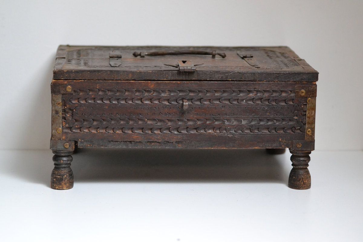 INDE 印度

 木制和铁制婚礼箱，20世纪初

 

 一些使用的恢复。

 

 尺寸：33 x 22 x 15厘米