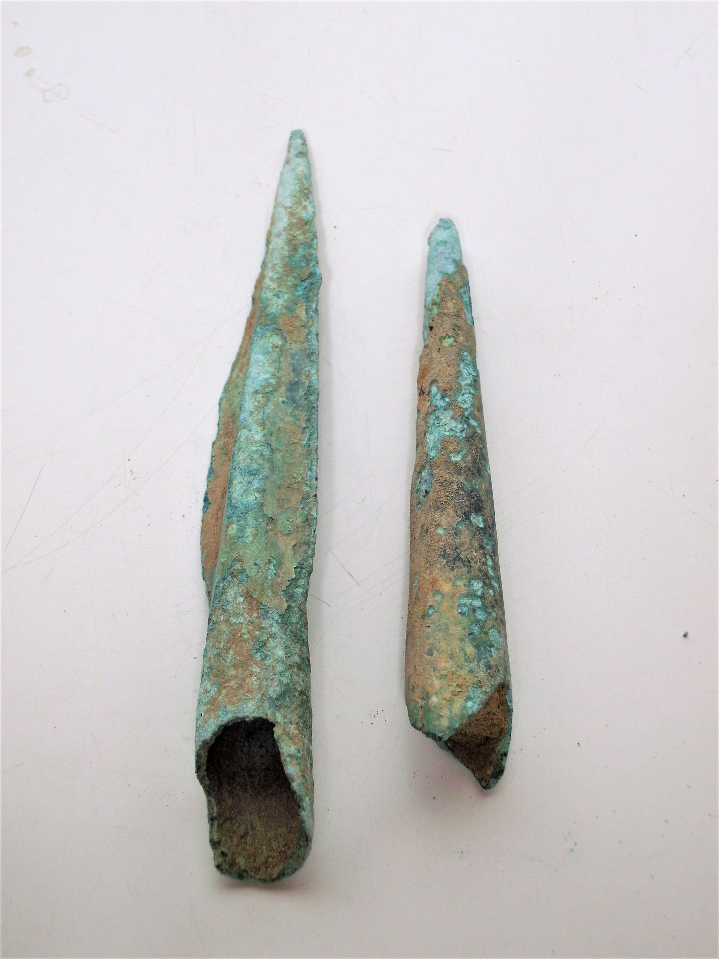 Vietnam Culture Dongson 越南

 东山文化

 两件有出土铜锈的青铜矛头

 

 尺寸 :

 18 x 14厘米

 

东山是印度&hellip;
