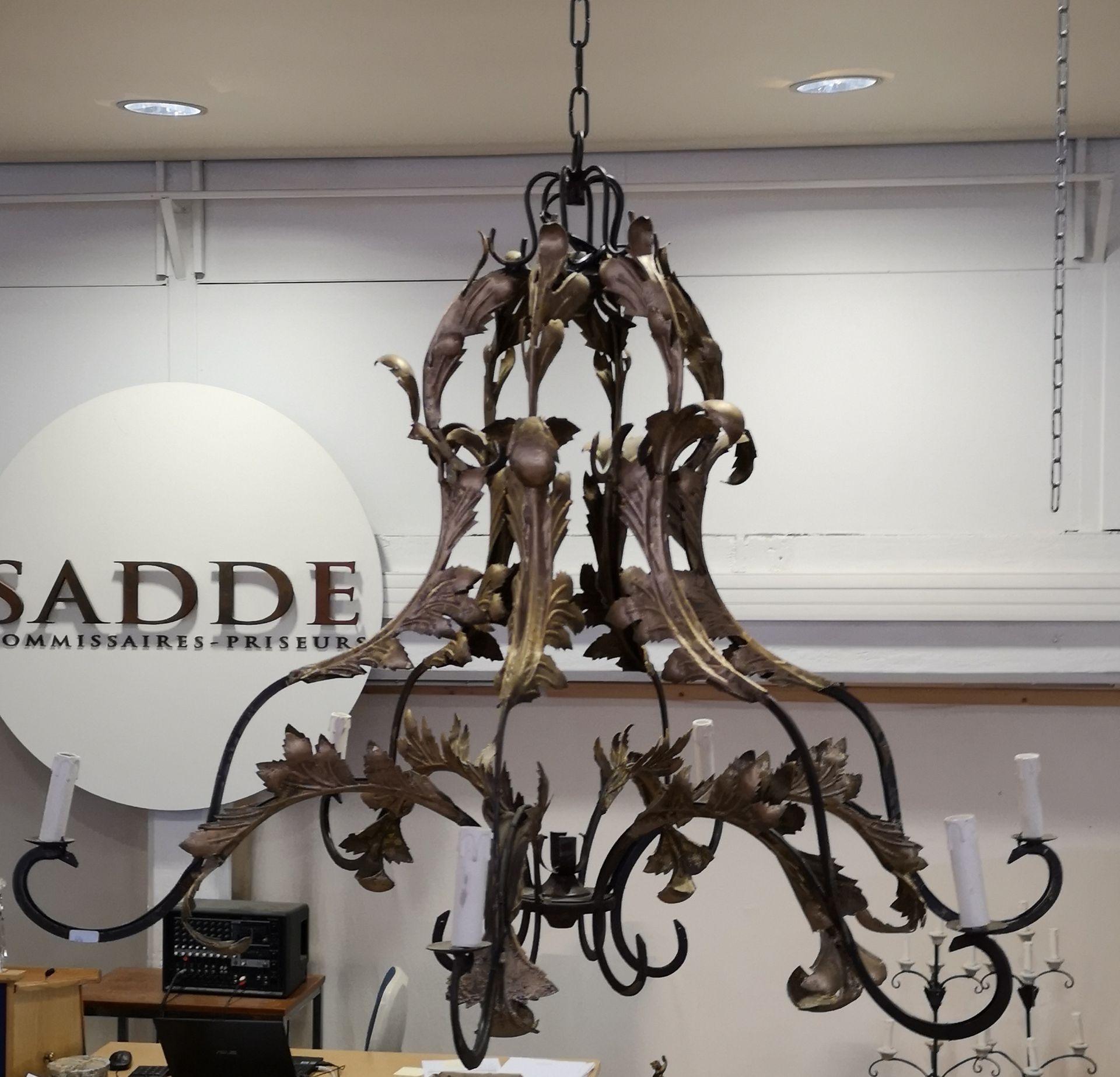 Null 一盏六灯金属吊灯，镀金金属的刺桐叶装饰。现代工作。高95厘米，直径120厘米。