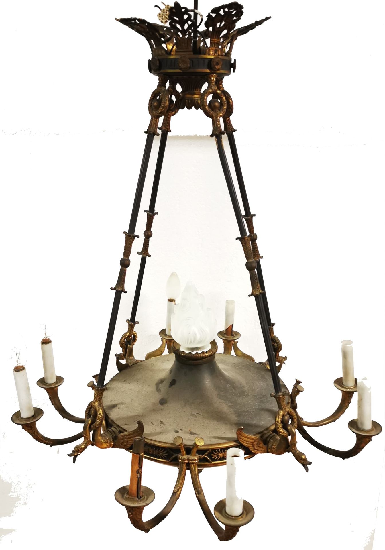Null 鎏金铜和金属板吊灯，有8个灯臂。高：80厘米。帝国时期。玻璃中的火焰。