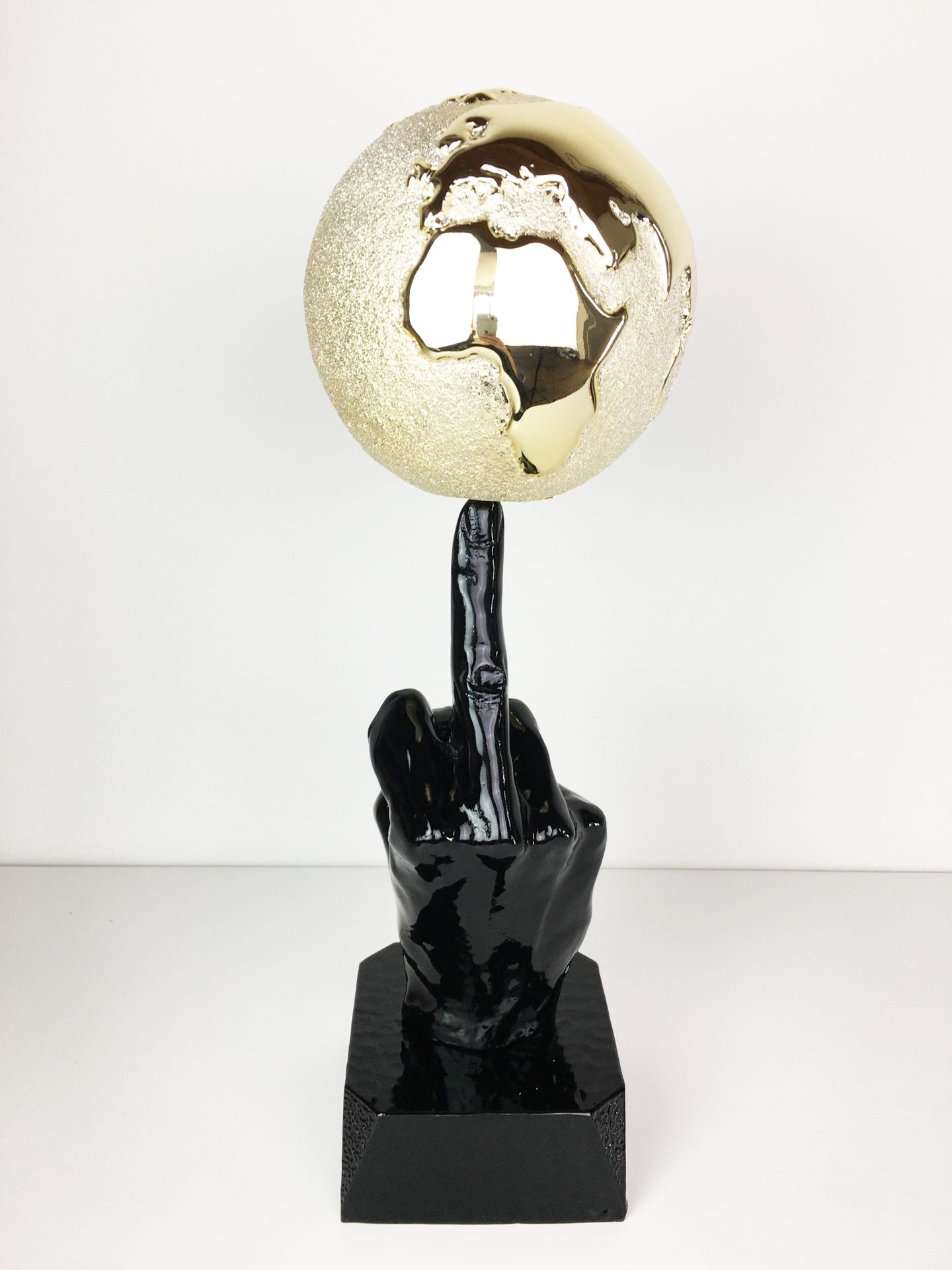 Santicri Santicri

 El mundo del oro

 Escultura de resina lacada en negro y cro&hellip;