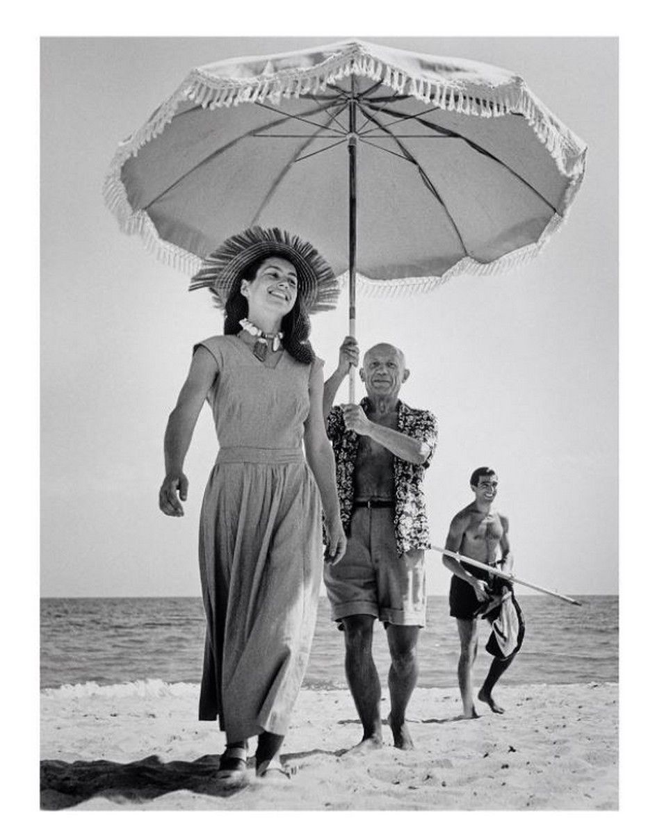 Robert CAPA 罗伯特-卡帕

巴勃罗-毕加索与他的妻子和侄子。朱安高尔夫球场，法国，1948年

打印在海报纸上

尺寸：18 x 24 in ( 6&hellip;