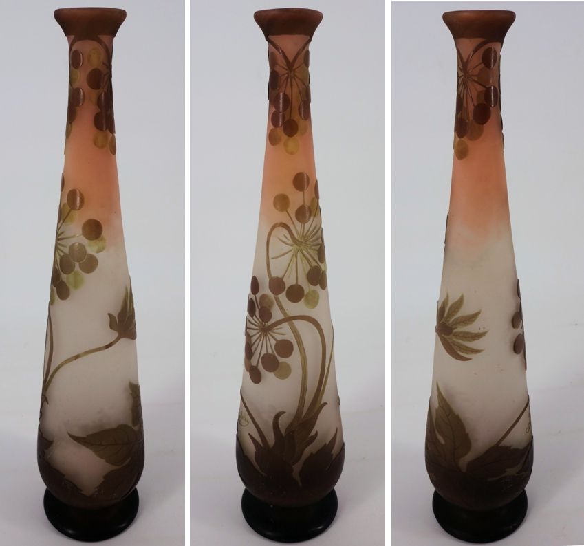 Emile GALLÉ Emile GALLE

 花瓶，带伞形装饰的贝雷帽

 

多层玻璃，浮雕酸蚀，修饰轮盘图案

署名为客串

乳白色的背景，带有橙色的&hellip;
