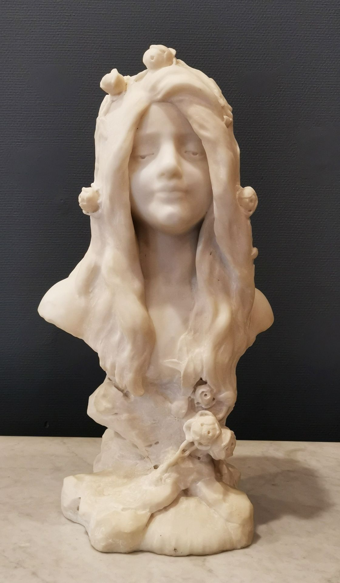 Null 朱利安-考斯（1869-1909）。鲜花女人的半身像。大理石，底座上有签名。高度：51厘米