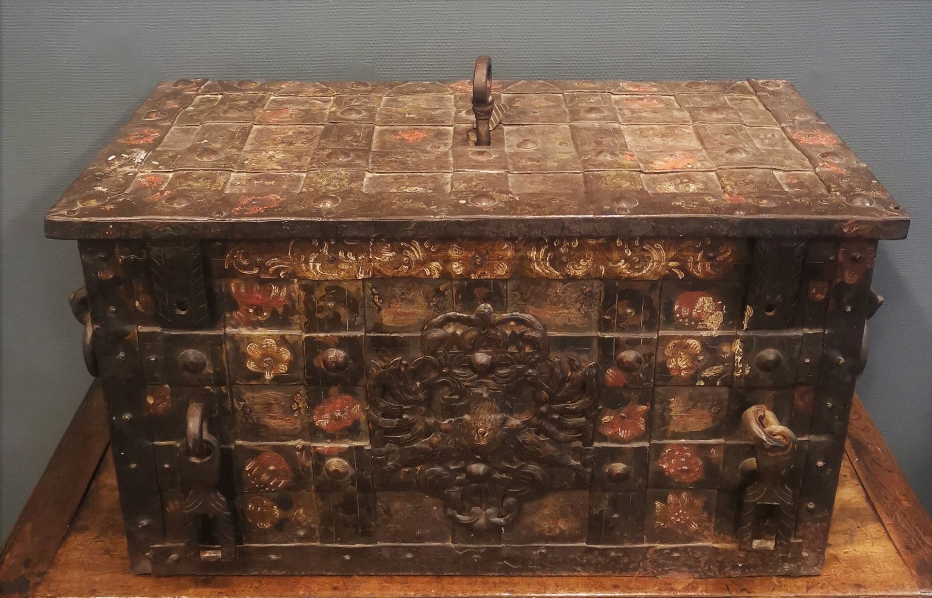 Null Privateer's chest called "Nuremberg chest" in painted plates with floral de&hellip;