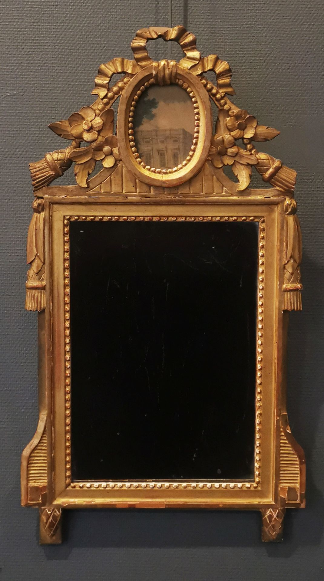 Null 一面路易十六时期的镜子，镜座上的叶子框架里有一个奖章。高度：78厘米。