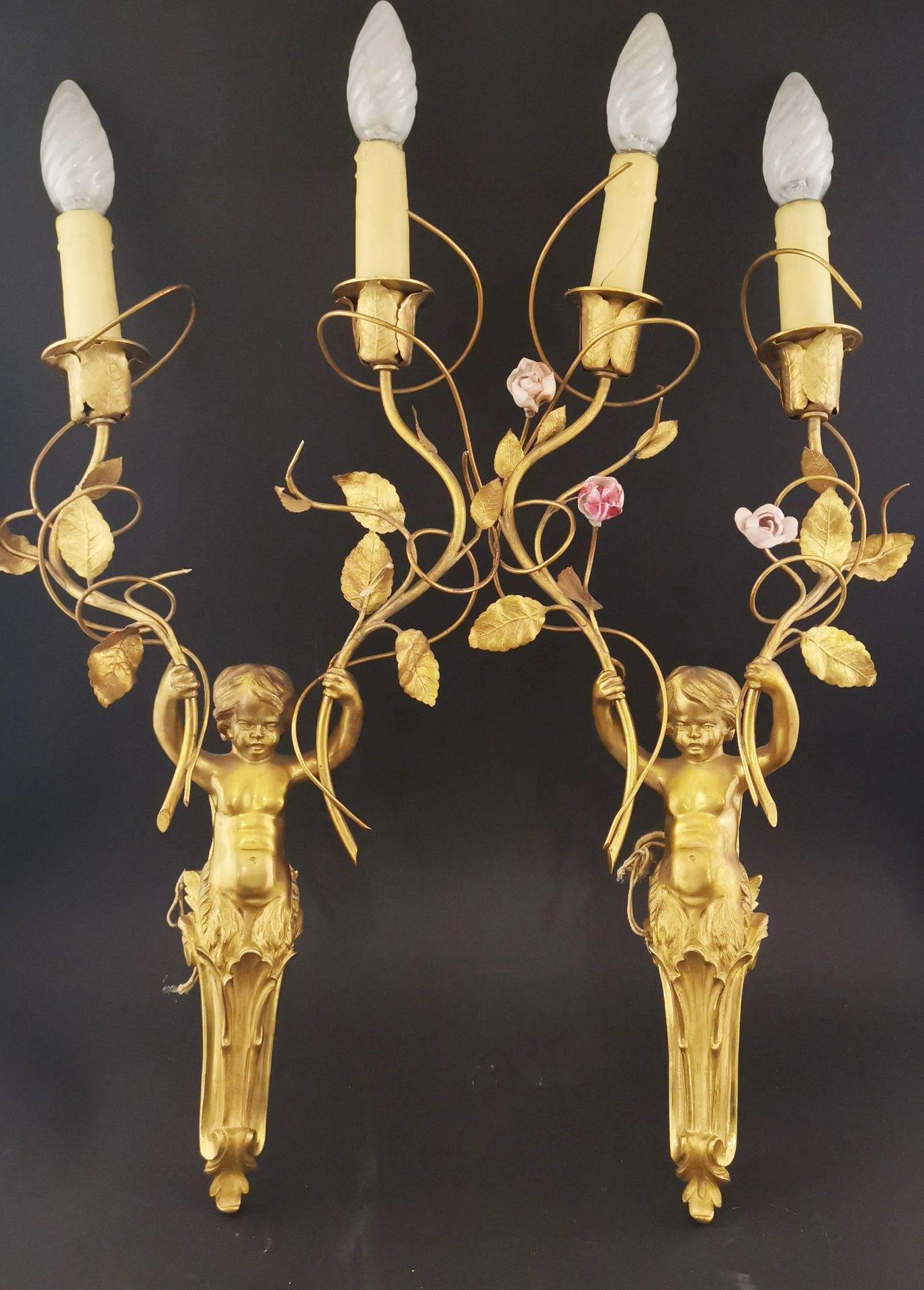 Null 一对有两个灯臂的壁灯，鎏金铜，底座由一个孩子手握两个蜿蜒的花枝组成灯臂，花是瓷器，孩子的半身像以萨提尔的腿为结尾，围在棕榈树和涡旋的颤音中。高度：45&hellip;