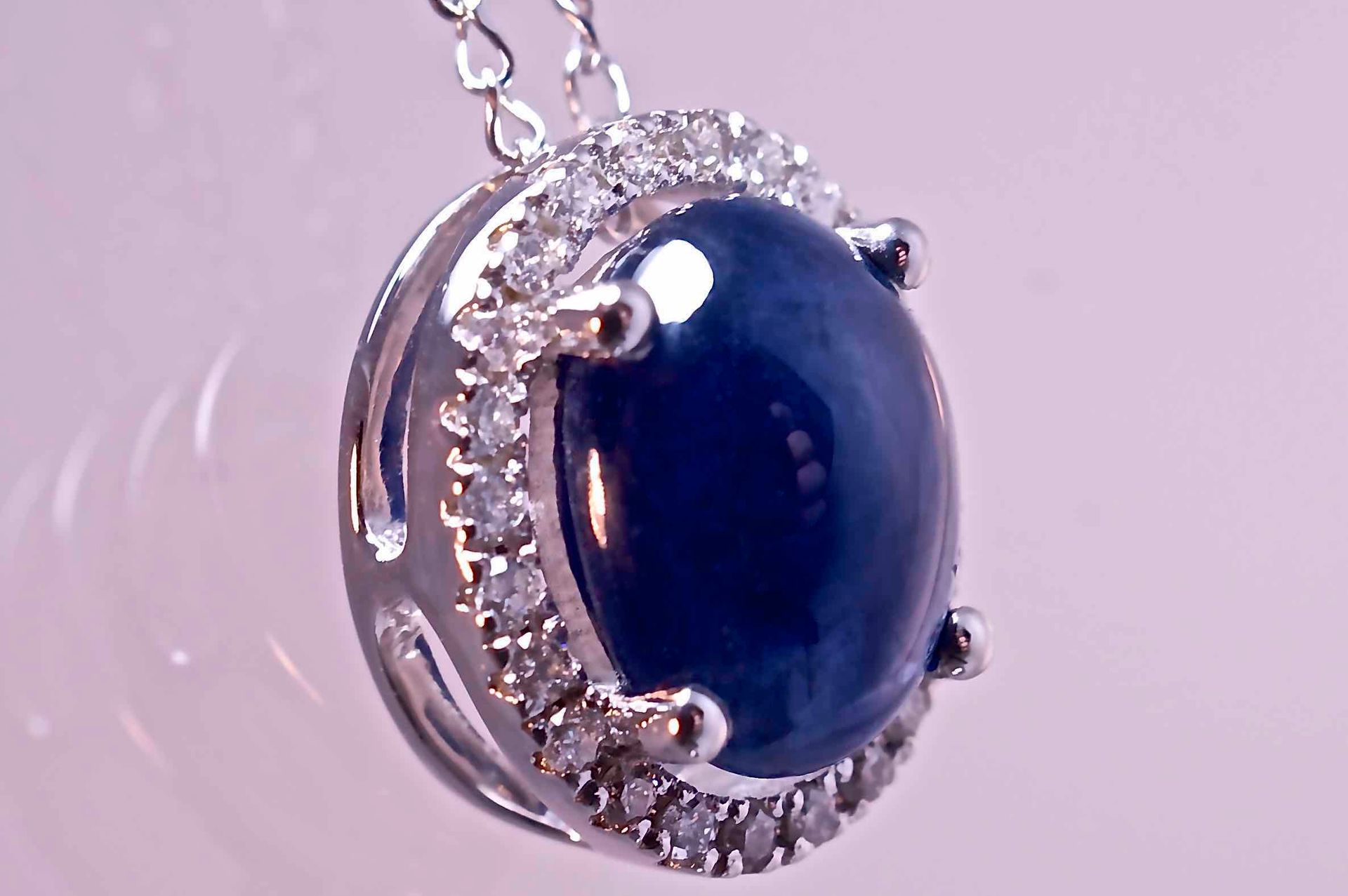 Pendentif en or blanc saphir cabochon 18K白金吊坠及其链条，镶嵌1.02克拉的凸圆形蓝宝石和约0.15克拉的明亮式切割钻&hellip;