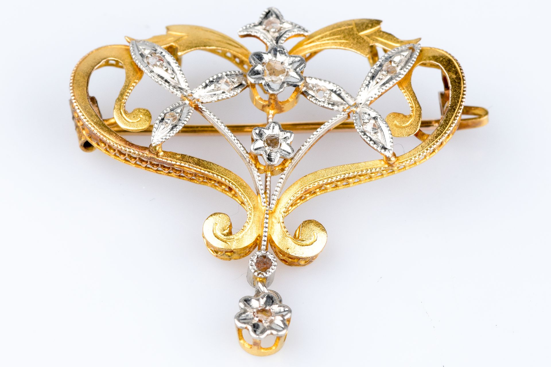 Broche fine diamants en or bicolore 18 carats ornée de 11 diamants taille rose 1&hellip;