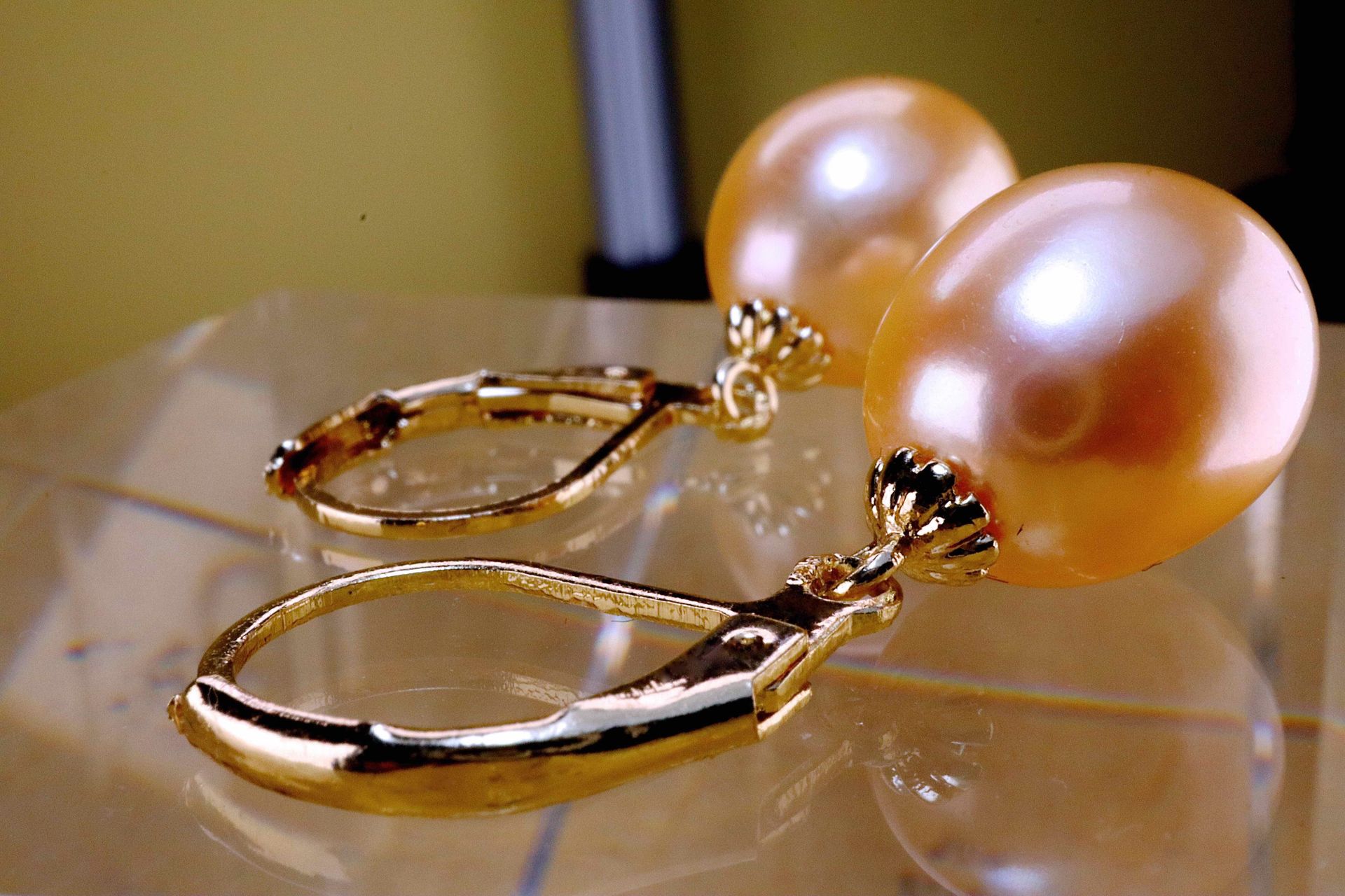 Boucles d’Oreilles grosses perles dorées Un par de pendientes de oro amarillo de&hellip;