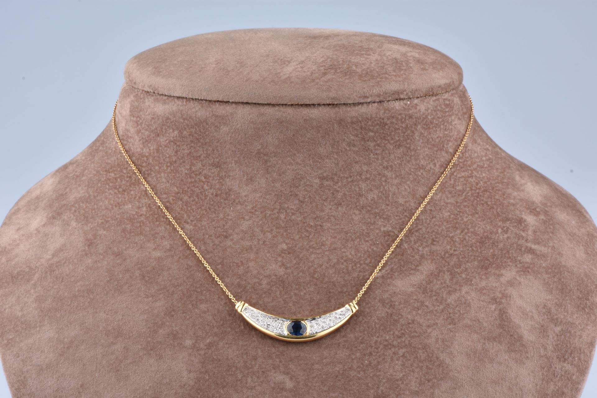 Collier en or jaune saphir ovale et 40 diamants 18K黄金项链，镶嵌了一颗0.70克拉的椭圆形蓝宝石和40颗0.&hellip;