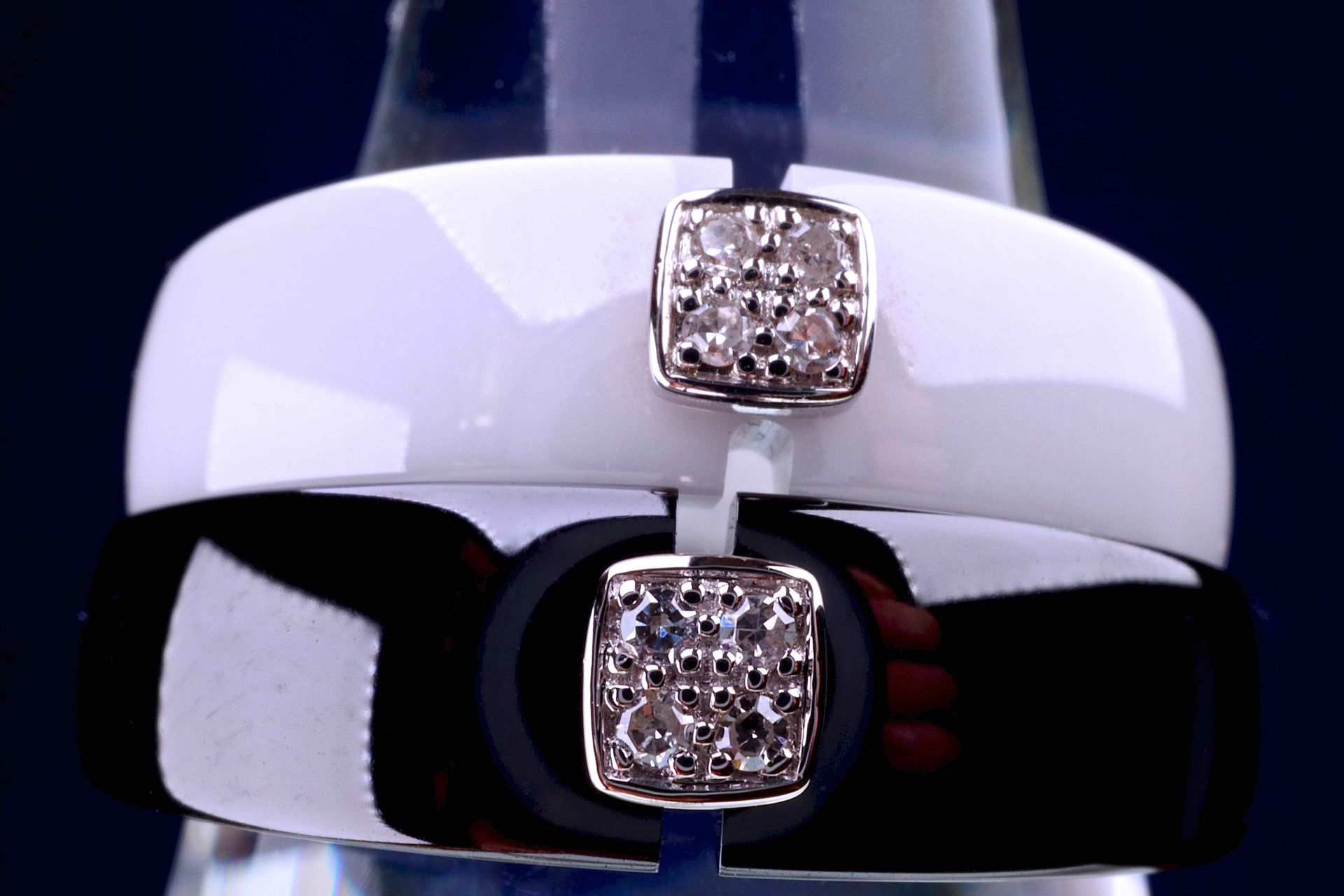 2 bagues céramique, or blanc et diamants naturels Dos anillos contemporáneos de &hellip;
