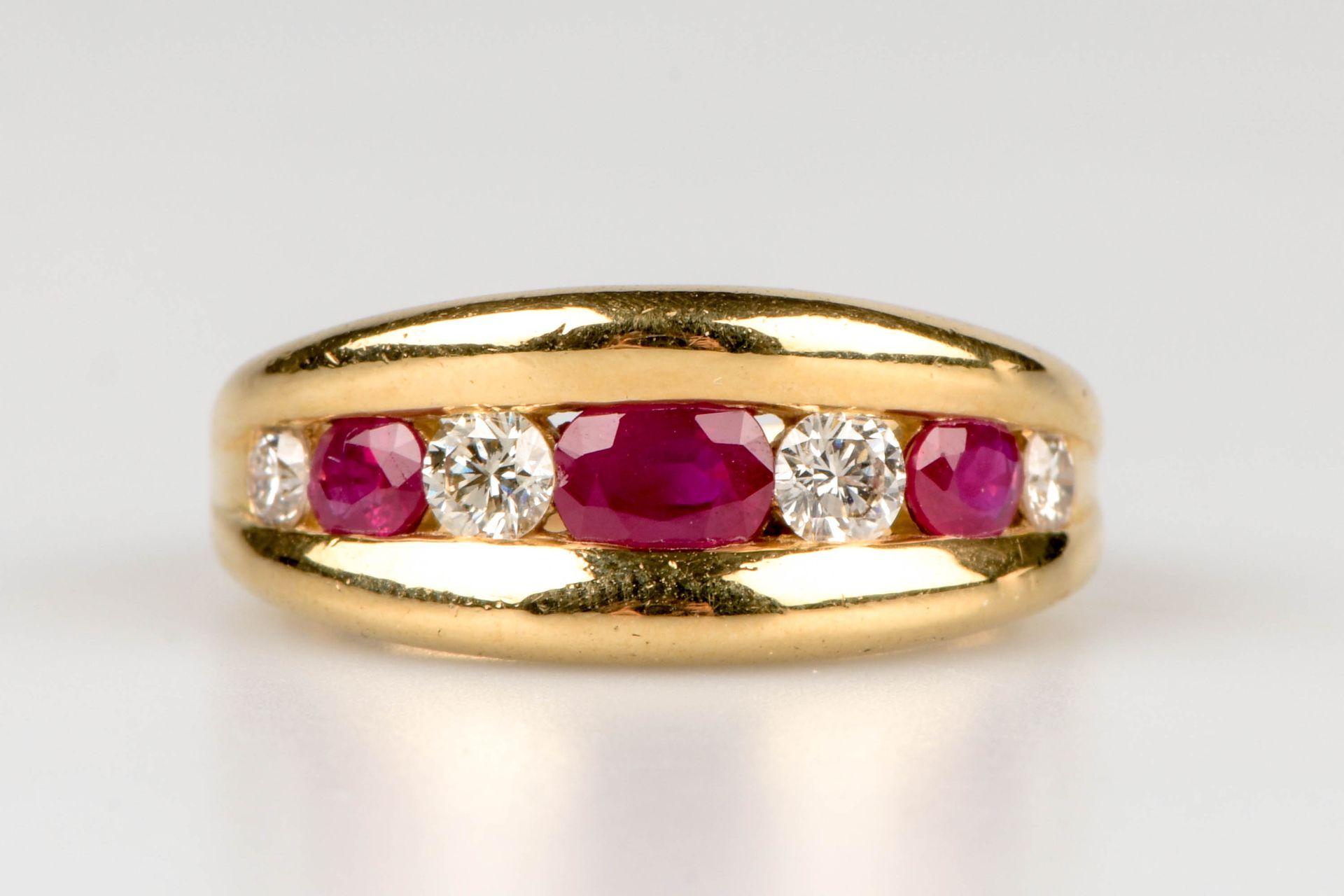 Bague en or jaune 18 carats rubis et diamants 18K黄金钻石和红宝石戒指，中央镶嵌有0.30克拉的椭圆形红宝石。
&hellip;