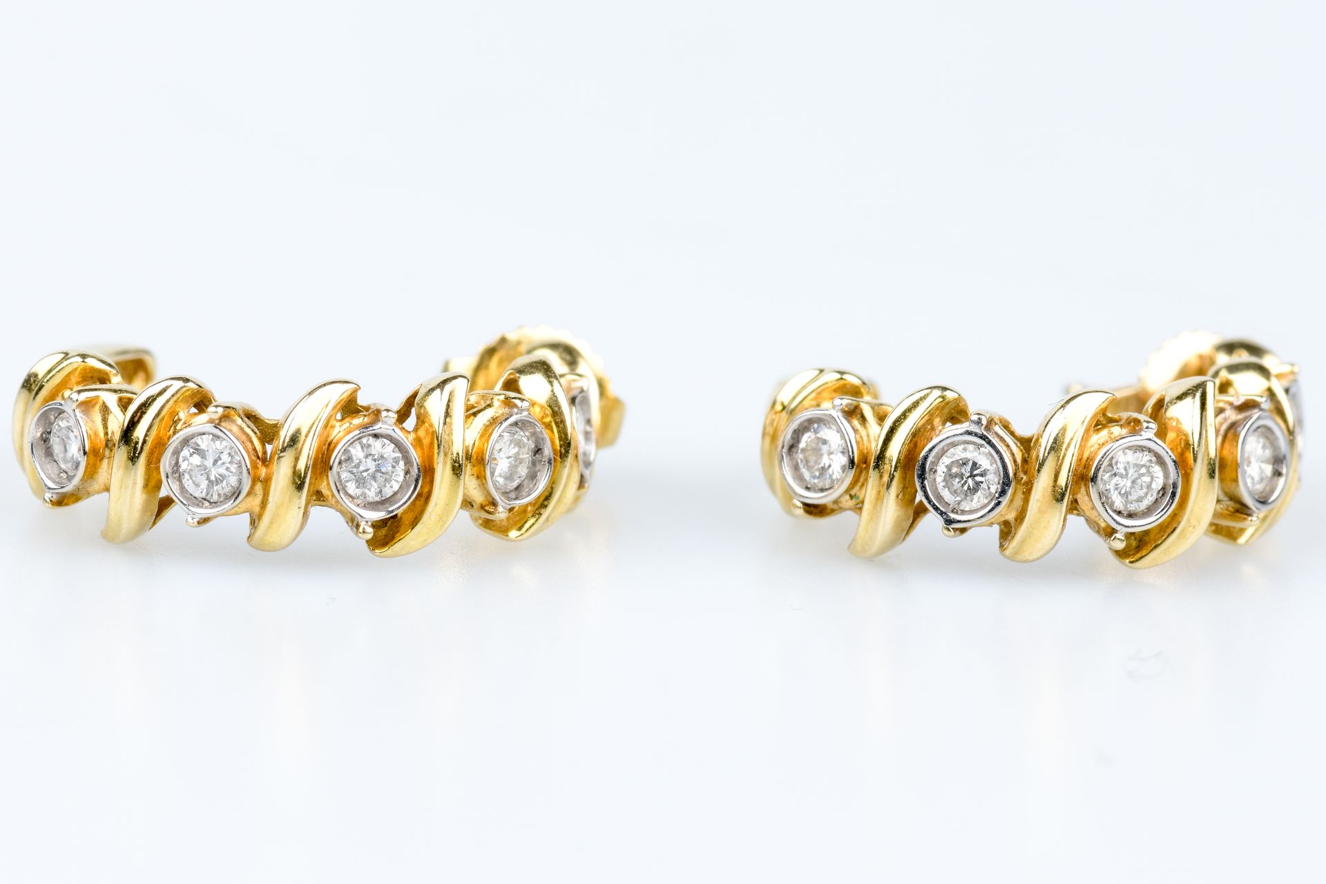 Paire de boucles d’oreilles en or jaune 18 carats et diamants 一对18K黄金耳环，每只耳环有5颗圆&hellip;