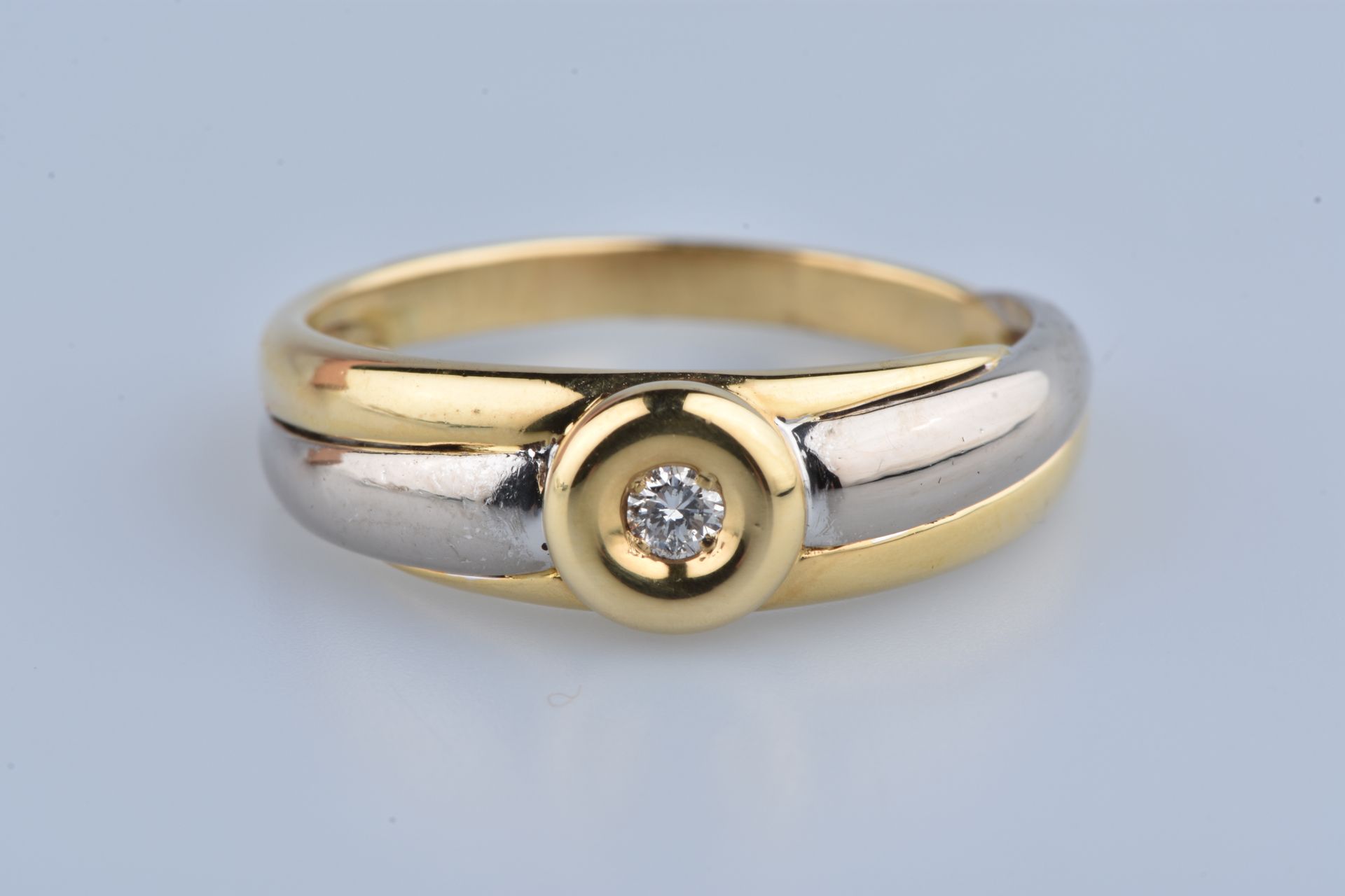 Bague en or bicolore 18 carats ornée d’un diamant rond brillant Anello in oro bi&hellip;