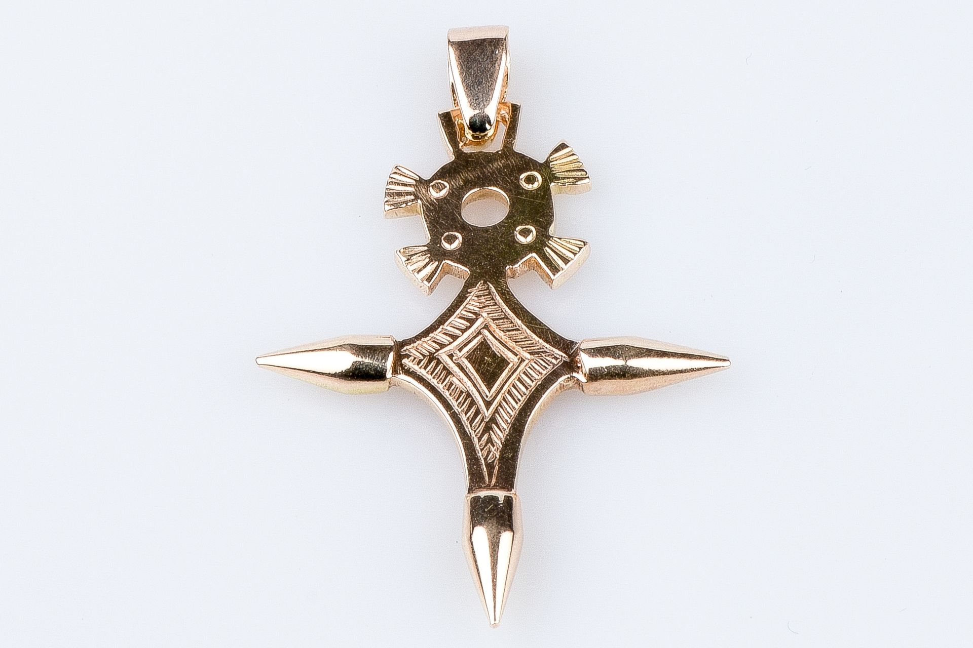 Pendentif Croix Occitane en or rose 18 carats 奥克西坦十字架吊坠，18K玫瑰金材质



重量：5.40克。

尺&hellip;