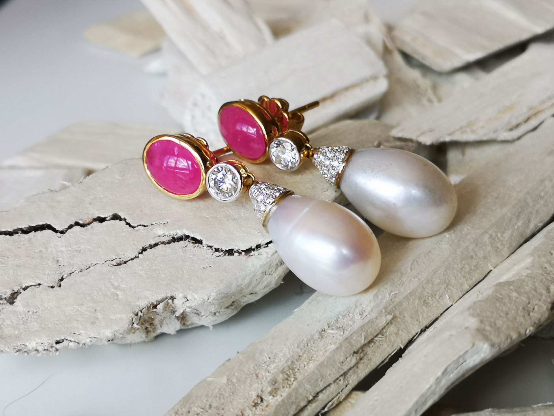 Boucles d’oreilles en or jaune rubis perles de culture et diamants Ohrringe aus &hellip;