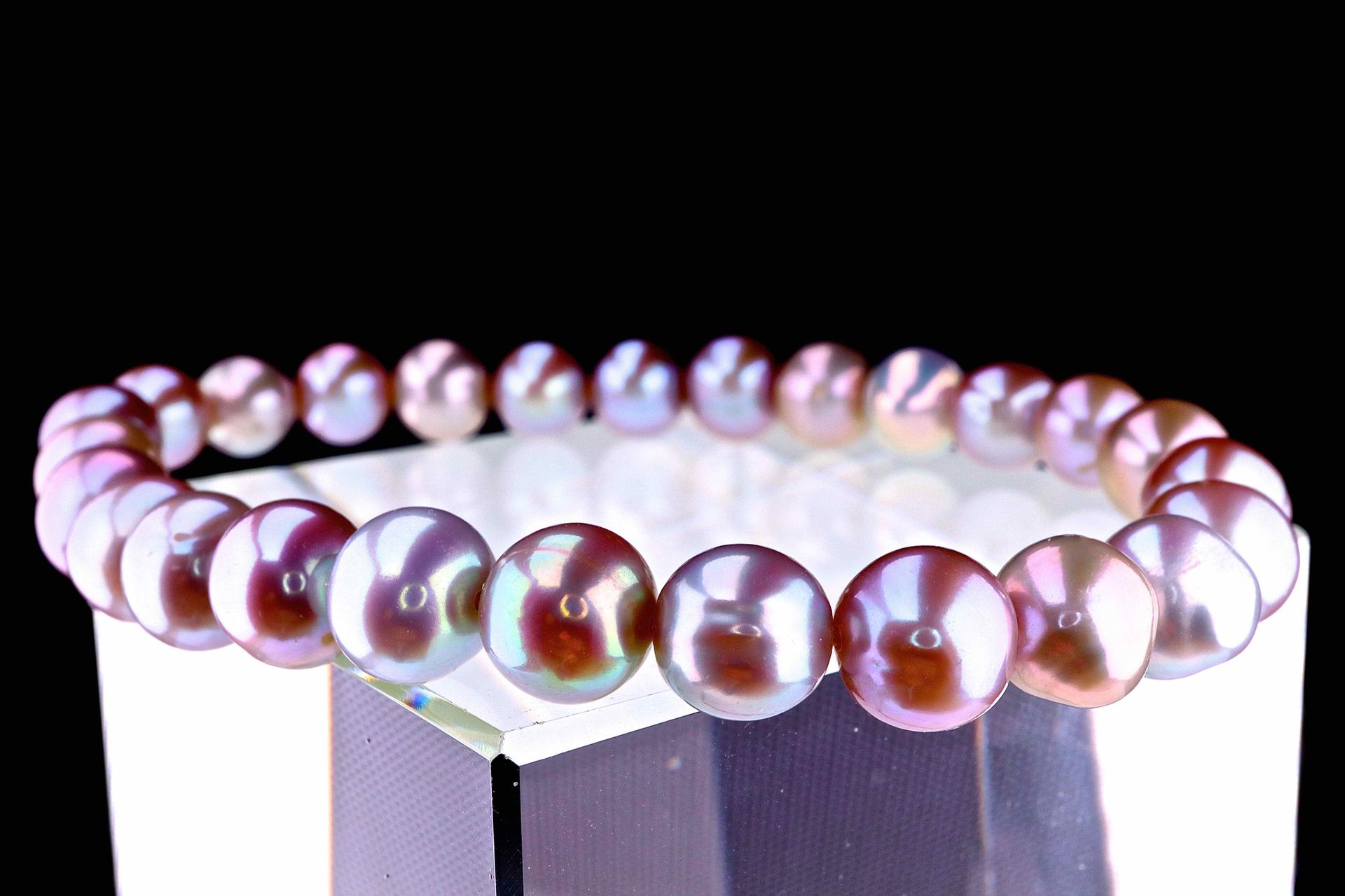 Bracelet perles grises AKOYA du Japon 来自日本海域的天然圆形Akoya珍珠，罕见的浅灰色，带有银色的亮点，6.5/7毫米。&hellip;
