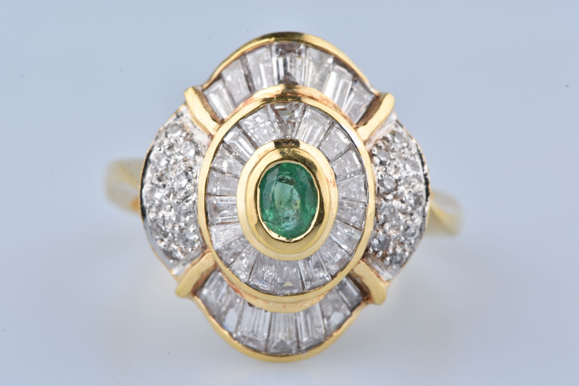 Bague en or jaune 18 carats sertie émeraude et diamants Ring aus 18 Karat Gelbgo&hellip;