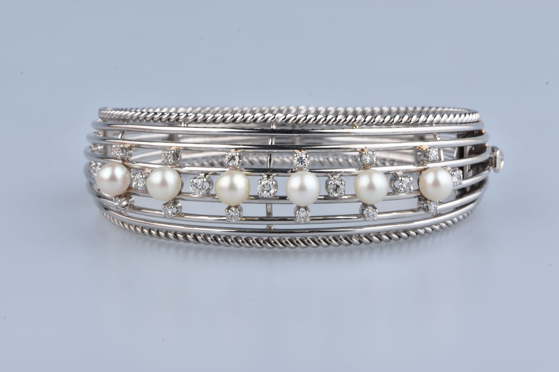 Bracelet demi-jonc à charnière en or gris cordé 18 carats, sertie de 6 perles de&hellip;