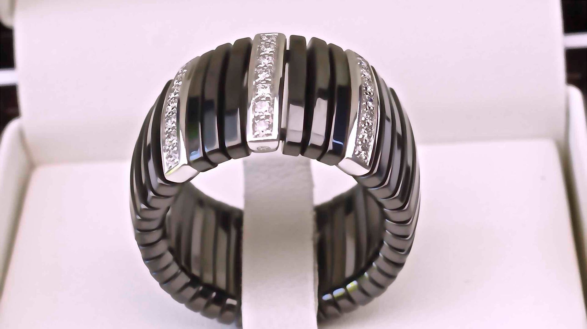 Bague contemporaine en céramique et diamants 黑色陶瓷环，高光泽，铰接式



镶嵌5条18K白金，其中3条铺设了2&hellip;