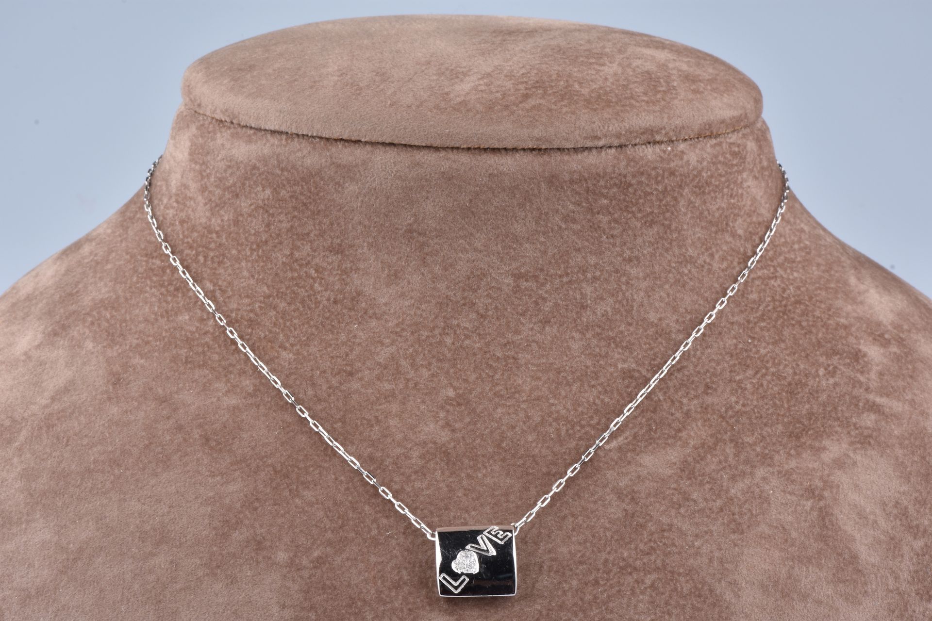 Collier LOVE en or blanc 3 Diamants de 0.003 carat au total LOVE necklace in 18K&hellip;