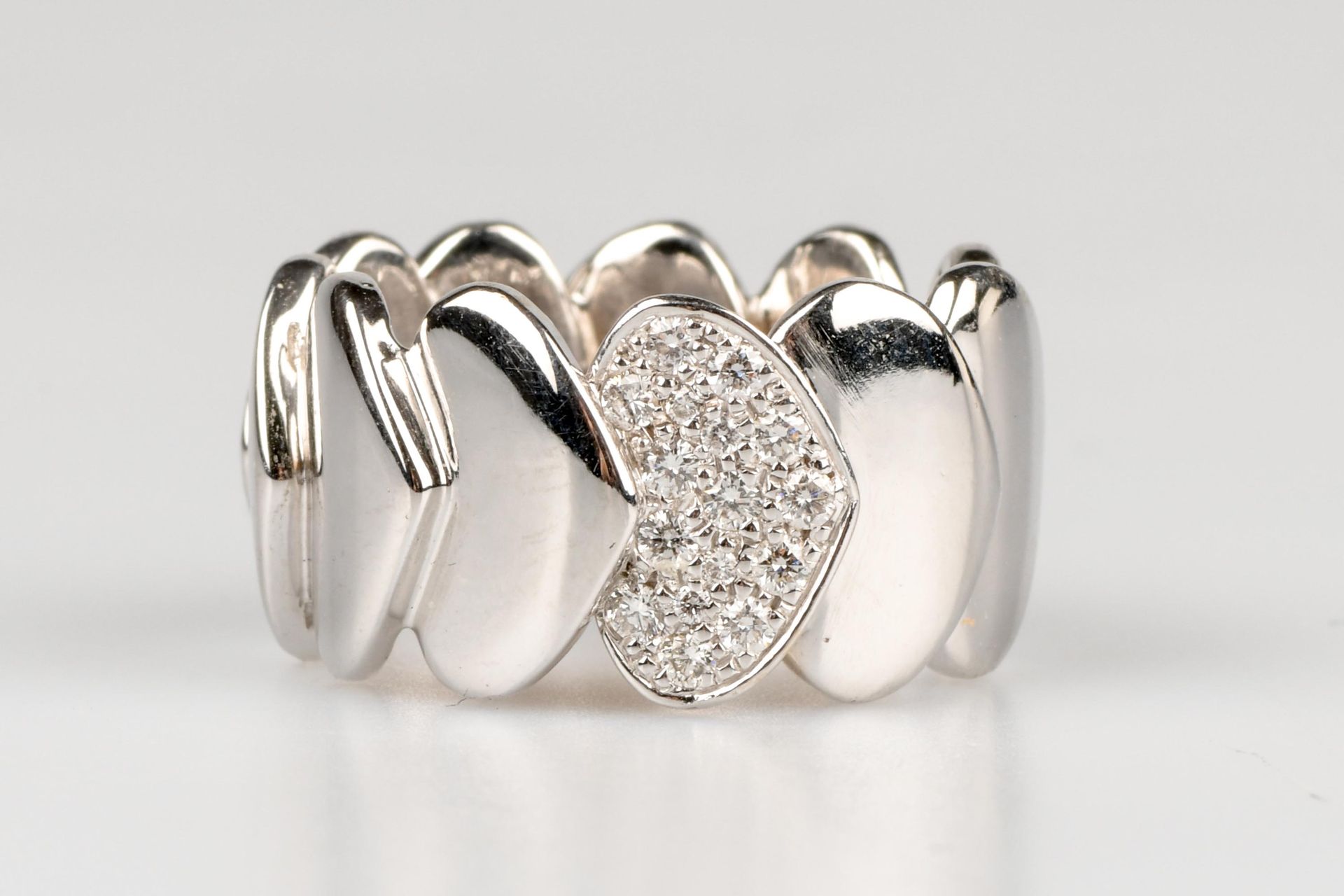 Bague en or blanc 18 carats ornée de 6 diamants rond brillant Anello in oro bian&hellip;