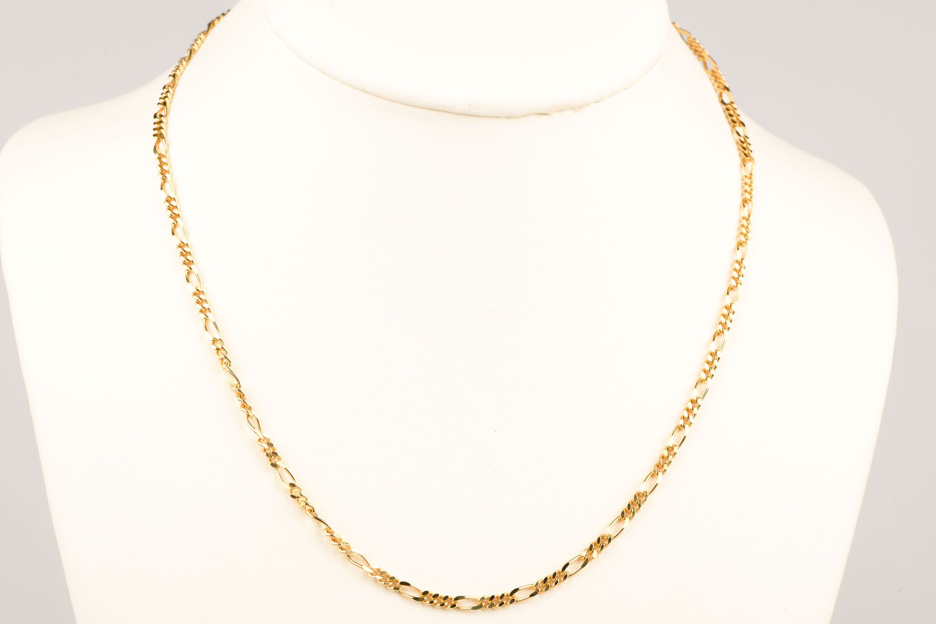 Collier en or jaune 18 carats, maille figaro, fermoir mousqueton Halskette aus 1&hellip;