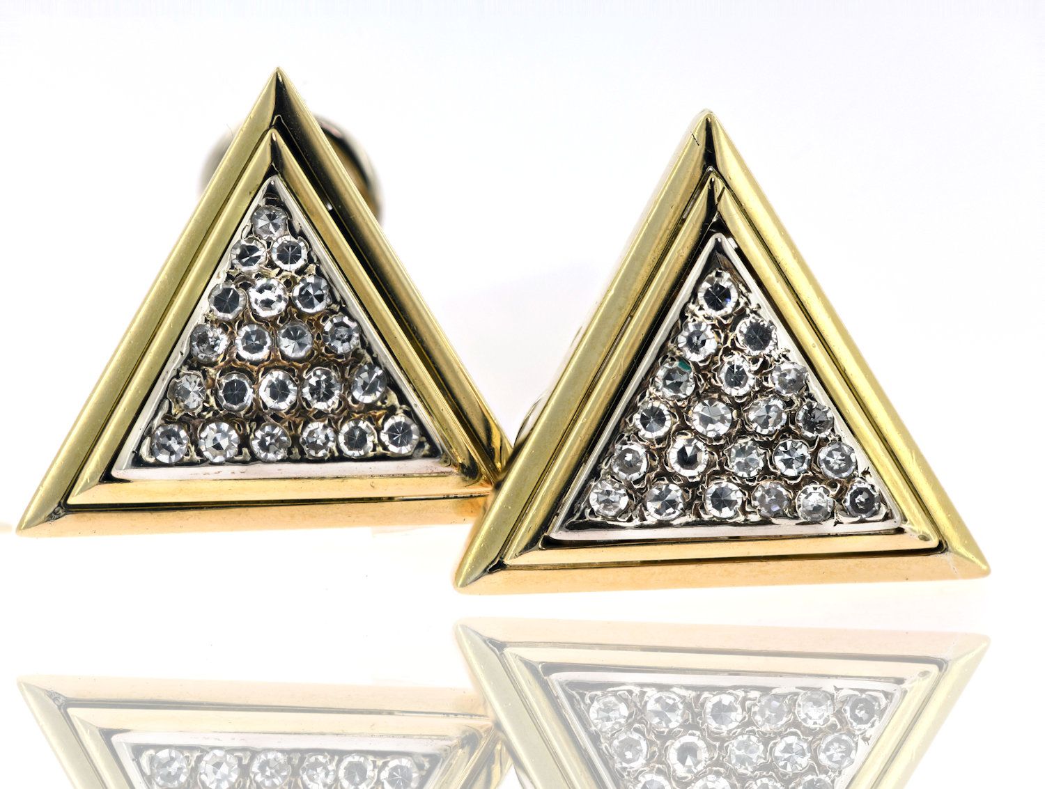 Paire de boutons clips d’oreilles triangle en or jaune et diamants Par de clips &hellip;