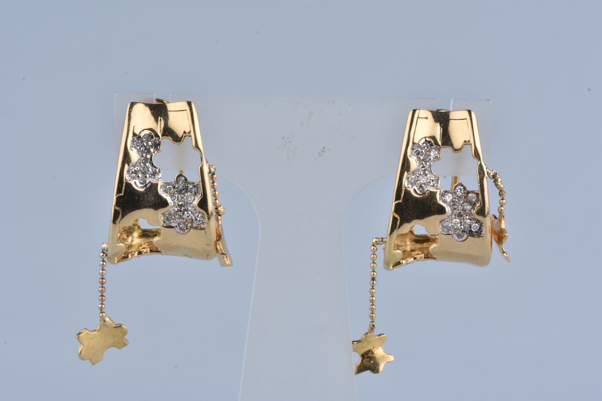 Boucles d’oreille en or jaune sertie de 50 diamants au total 18克拉黄金耳环，共镶嵌50颗钻石（每&hellip;