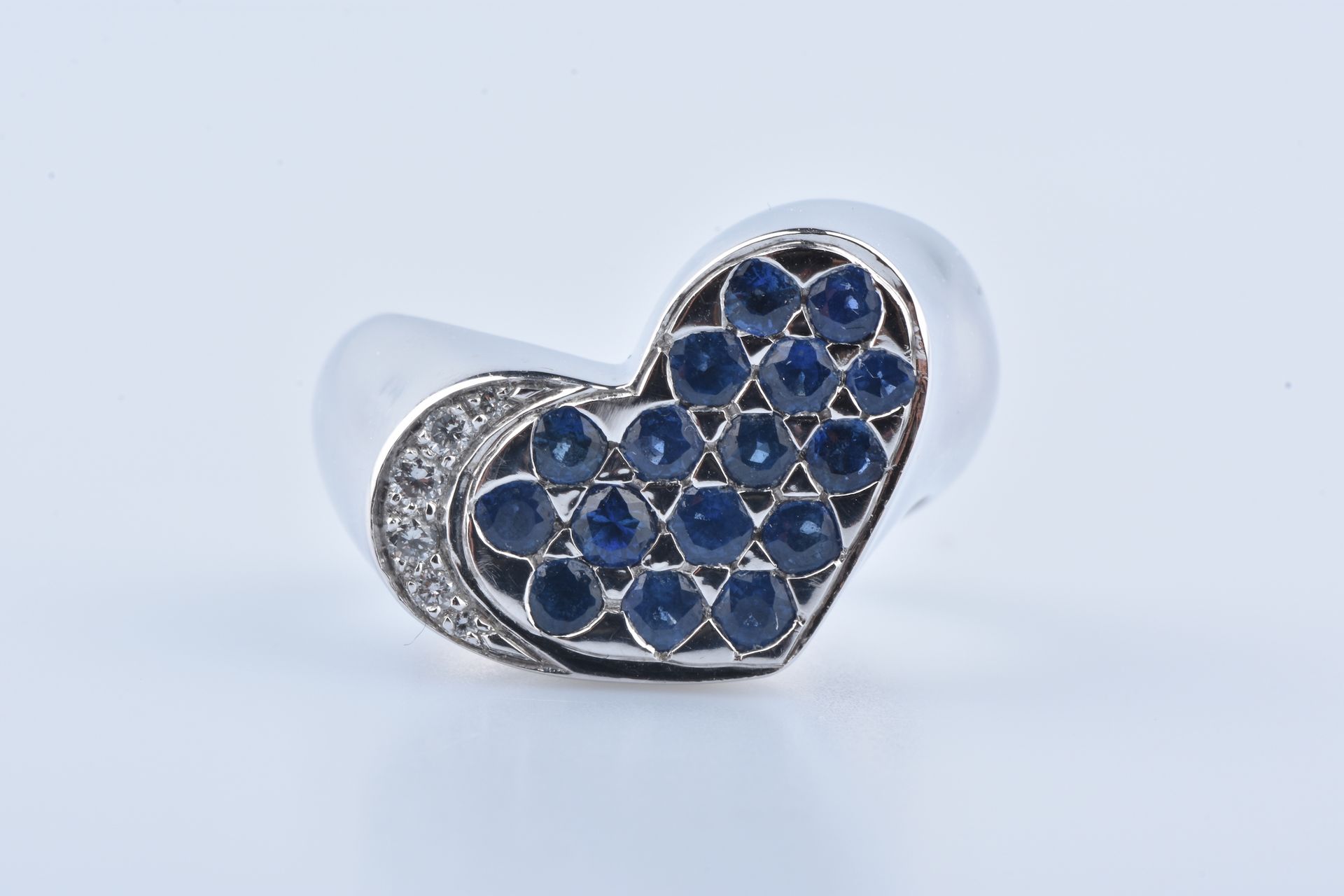 Bague cœur en or blanc pavée de saphirs et ligne de diamants Heart shaped 18 ct &hellip;