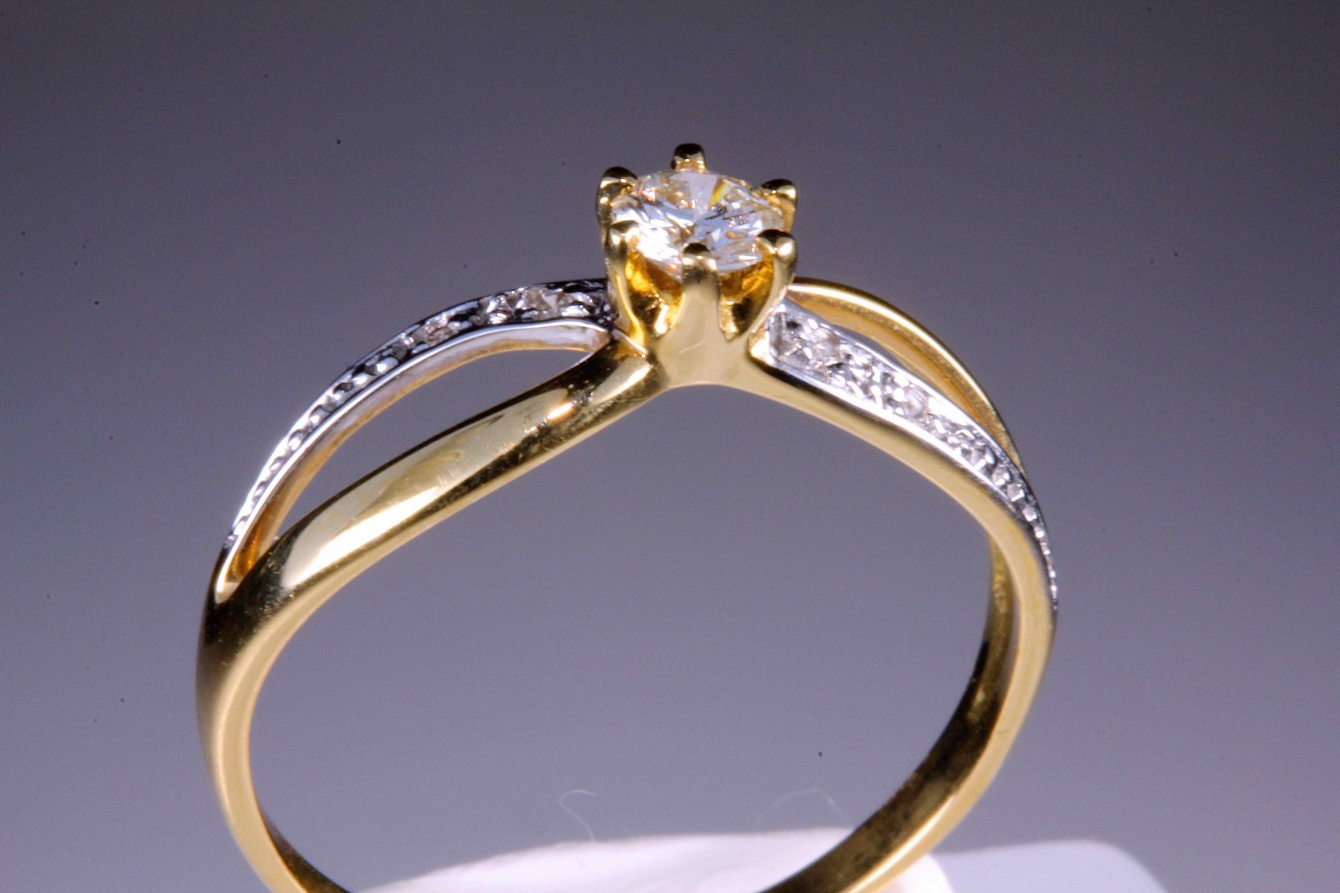 Alliance or jaune 18kt et diamants naturels 18K黄金婚戒，镶嵌一颗约0.25克拉的天然明亮式切割钻石和一排约0.0&hellip;