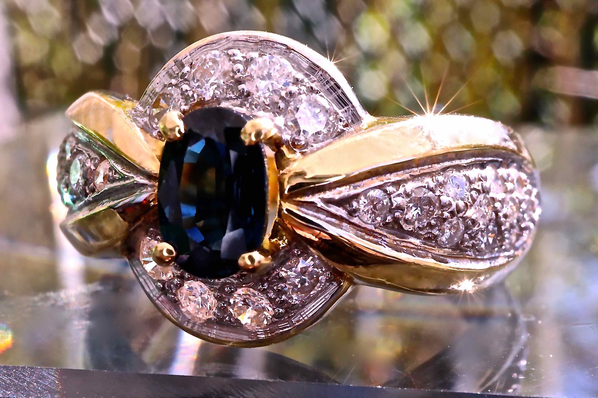 BAGUE EN OR JAUNE, SAPHIR ET DIAMANTS 18K黄金戒指，镶嵌一颗认证为0.55克拉的天然蓝宝石，周围有8颗天然钻石和24颗天&hellip;