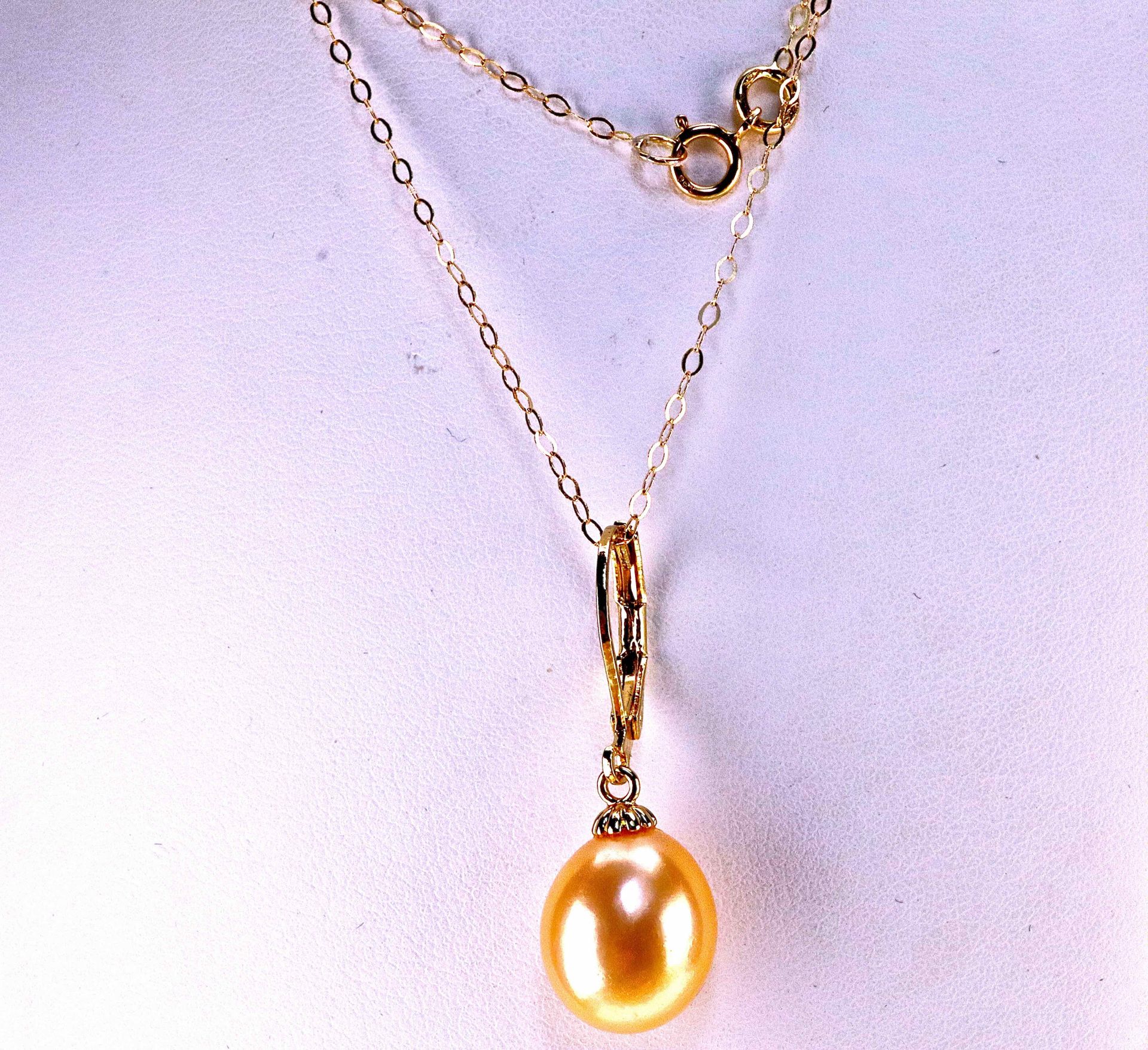 Collier en or jaune 18 carats avec perle en goutte dorée des mers du Sud de l’In&hellip;
