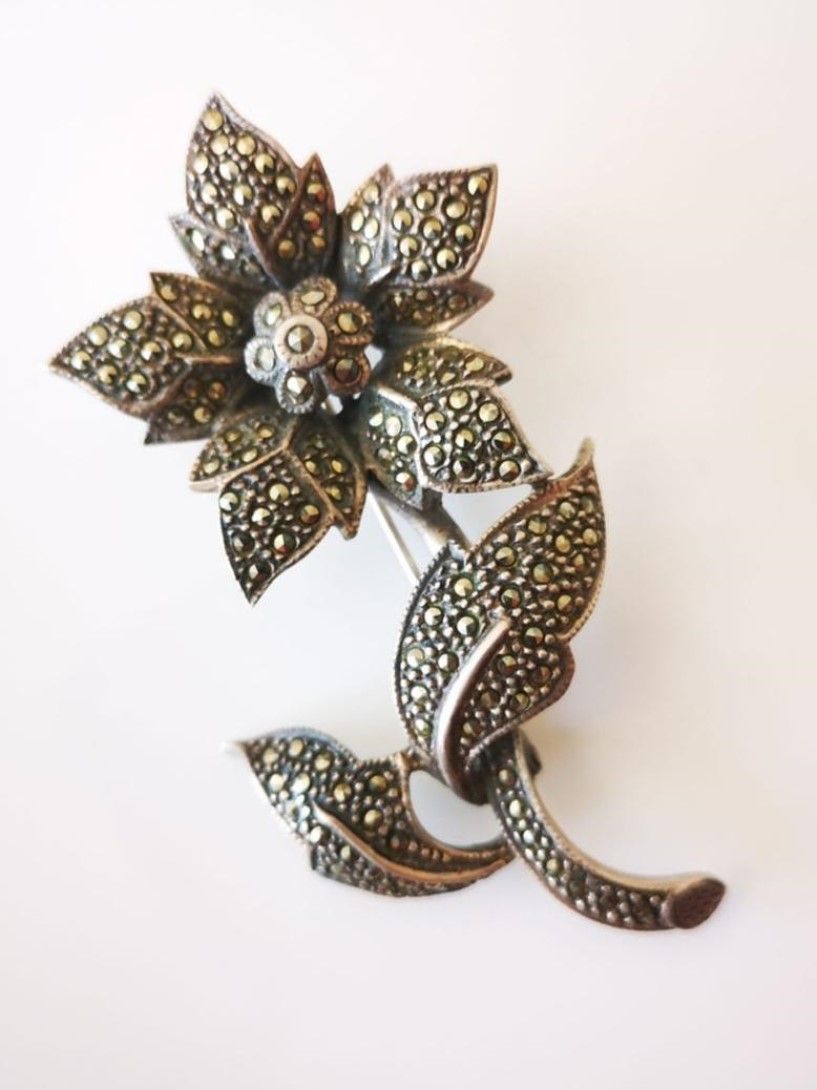 Broche en argent fleur ornée de marcassites Spilla a fiore in argento con marcas&hellip;