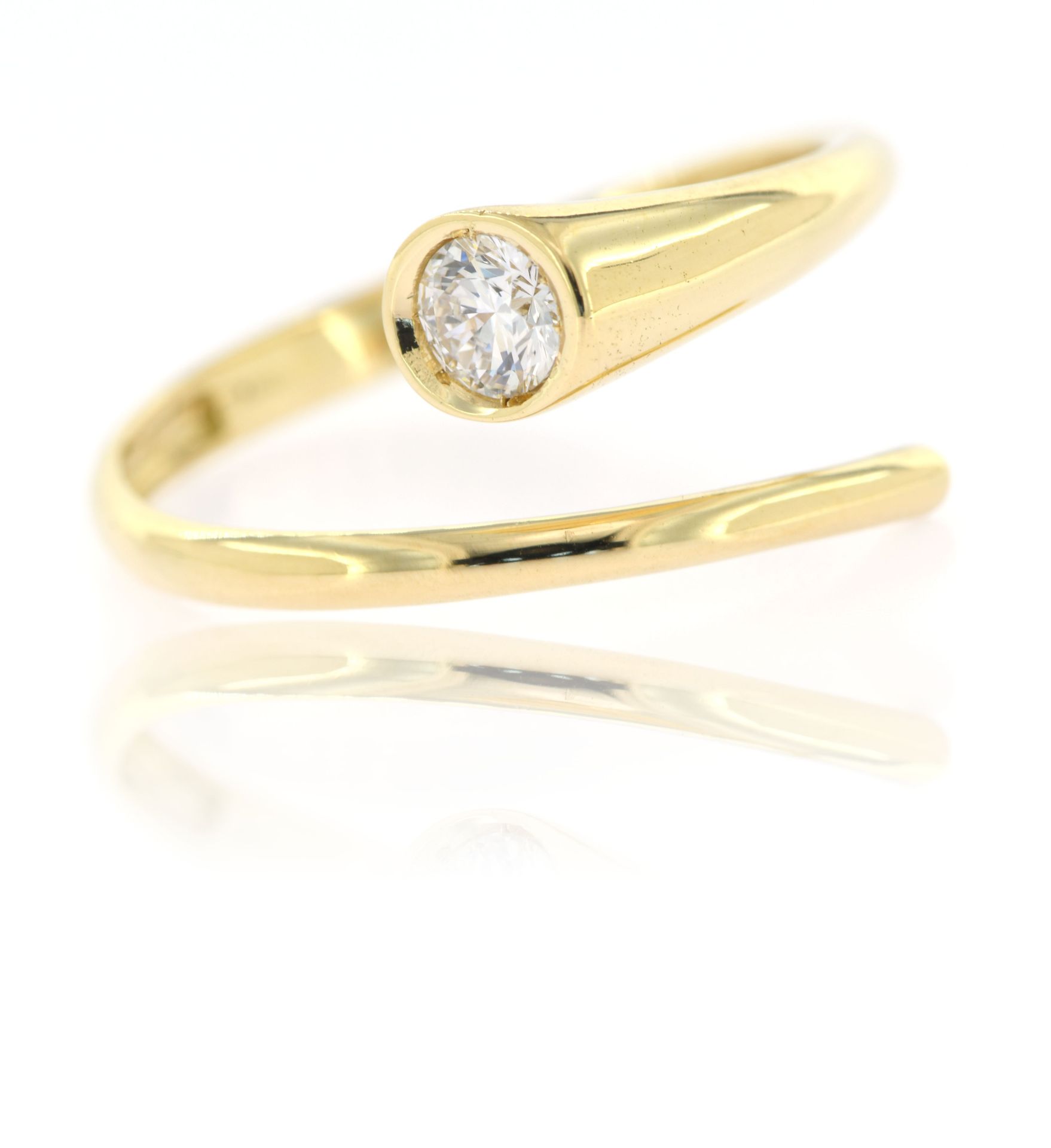 Bague en or jaune massif 18 carats ornée d’un diamant de synthèse rond brillant &hellip;